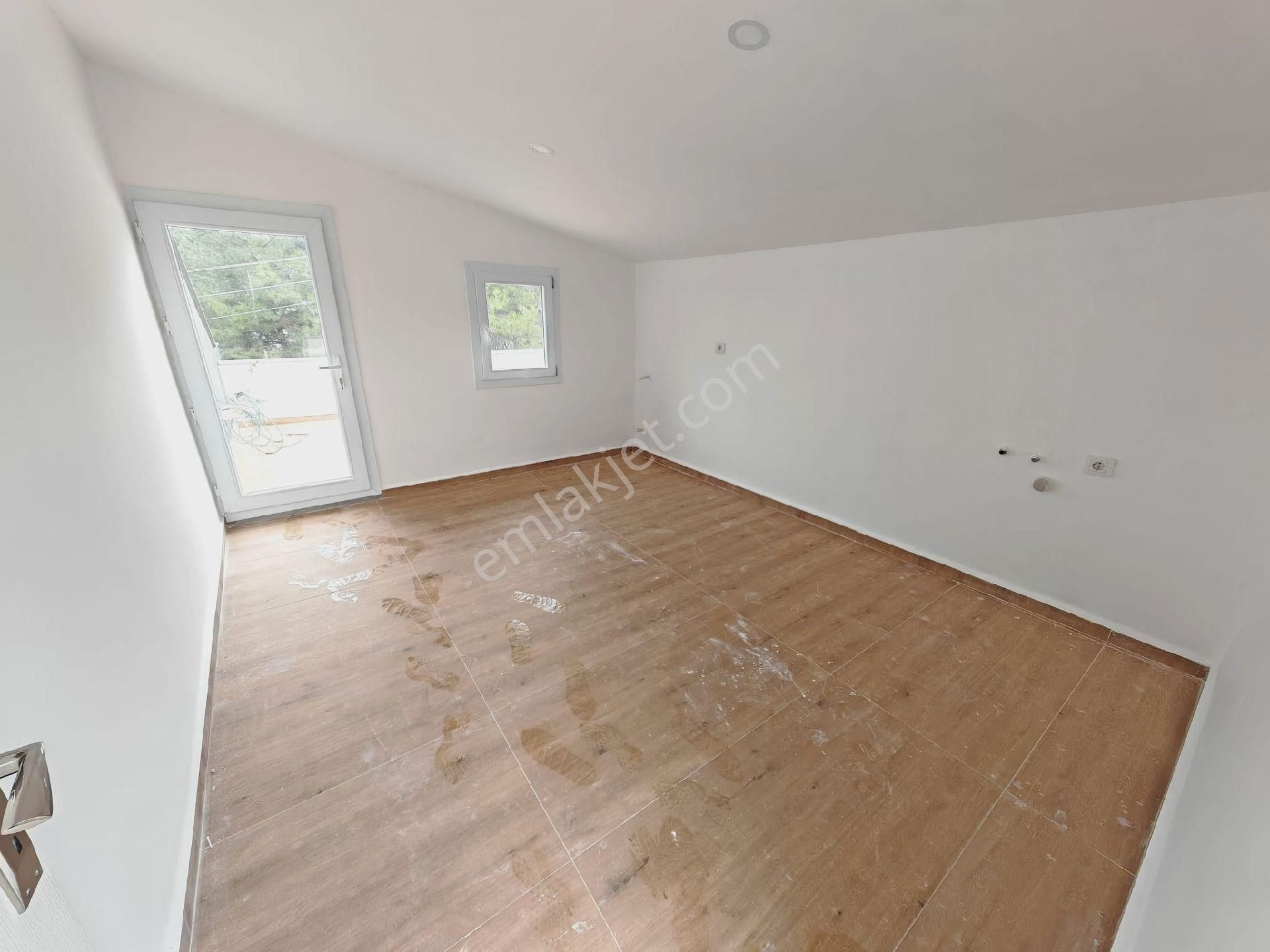 Kuşadası Soğucakta Deniz Manzaralı Havuzlu Sitede Bakımlı 4+1 Triplex Villa - Görsel 21