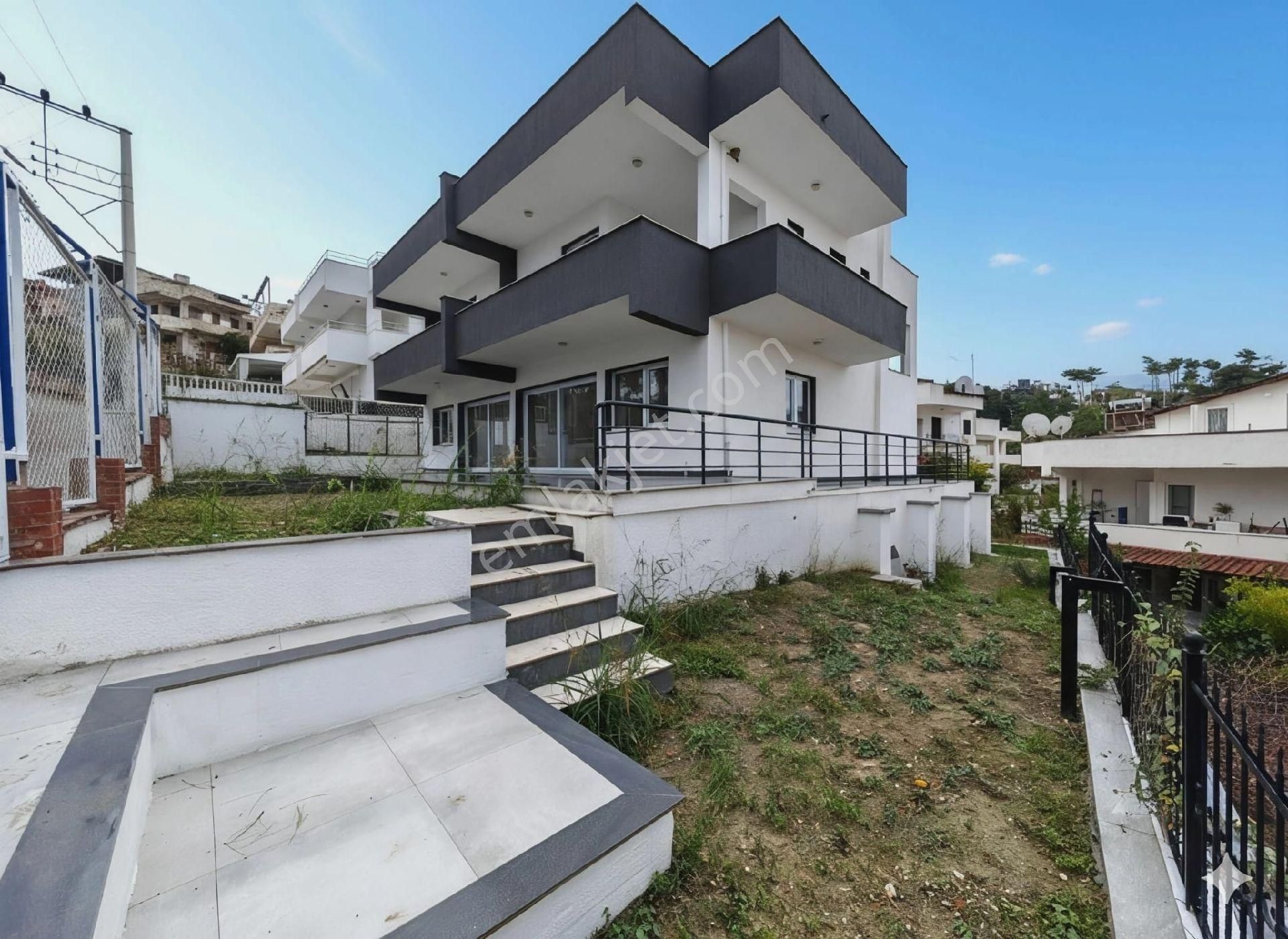 Kuşadası Soğucakta Deniz Manzaralı Havuzlu Sitede Bakımlı 4+1 Triplex Villa