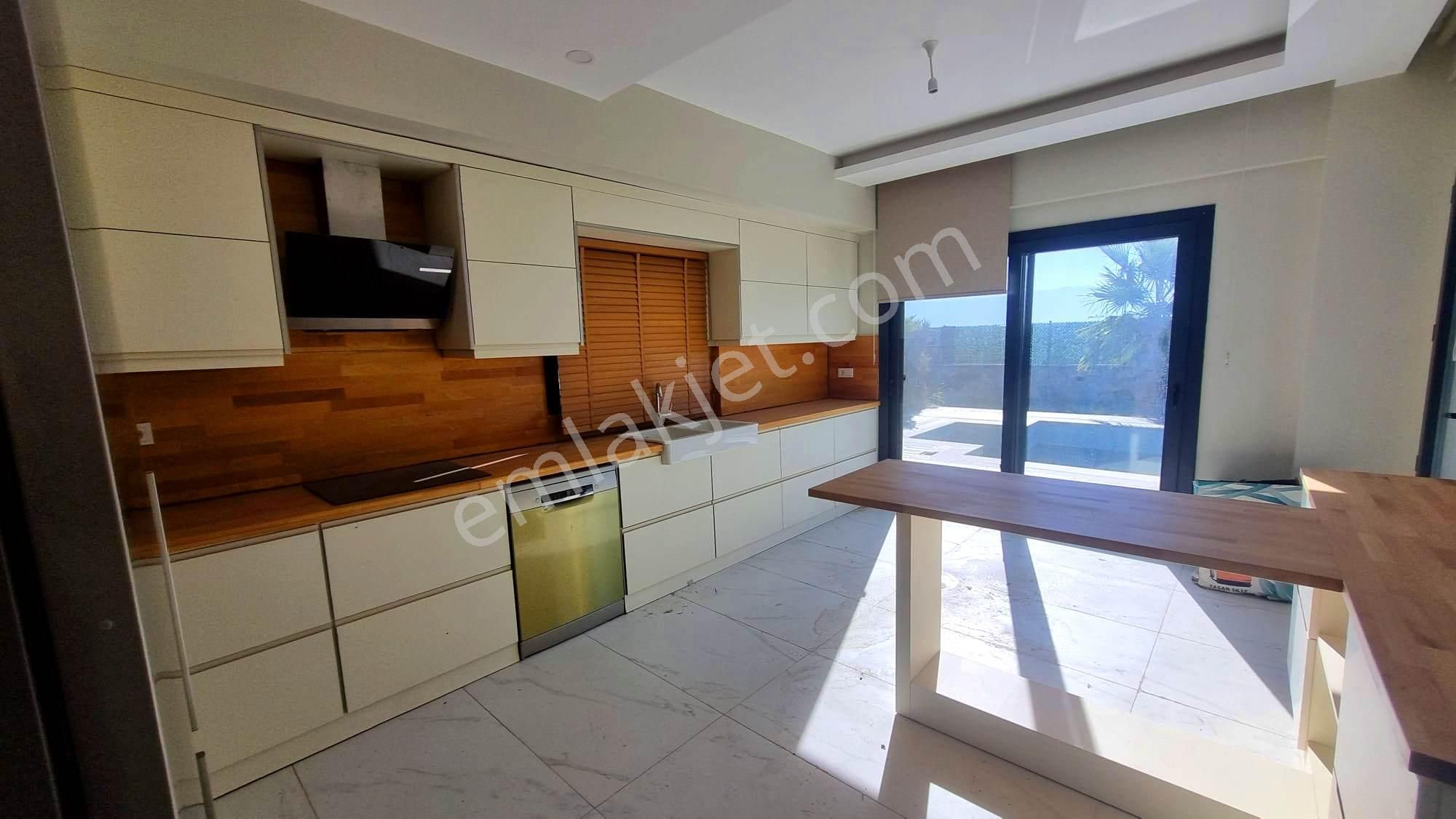 Yaylaköy'de Deniz Manzaralı Havuzlu 5+2 Müstakil Sıfır Villa - Görsel 25