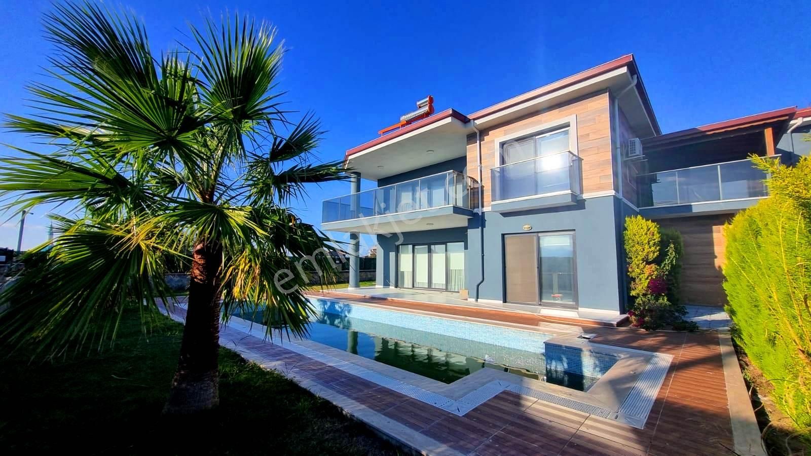 Yaylaköy'de Deniz Manzaralı Havuzlu 5+2 Müstakil Sıfır Villa