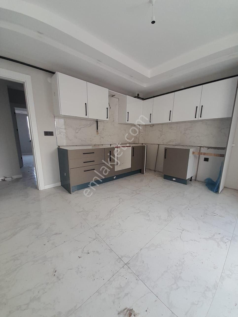 Sütlüce Mahallesinde 2.kat Sıfır Köşe Başı Satılık