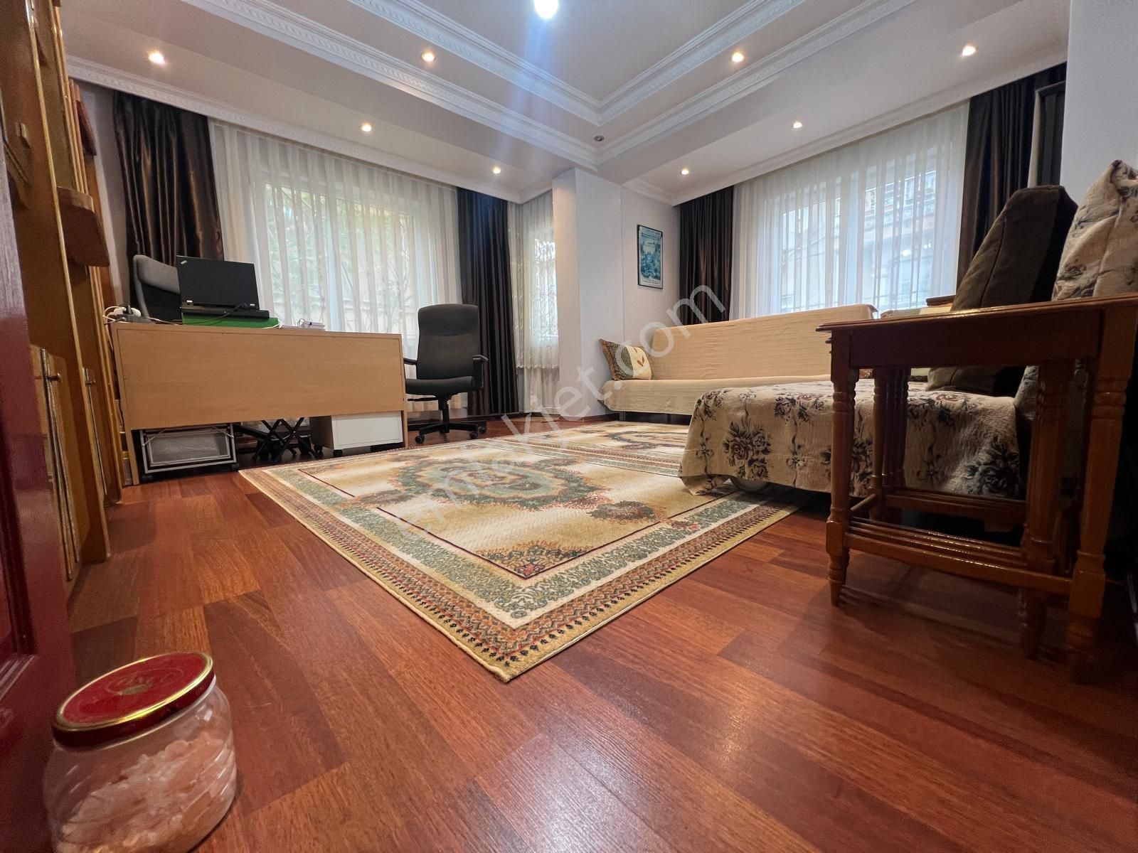 Yenibosna Zafer Mahallesinde Satılık Dubleks Daire 6+2 Asansörlü