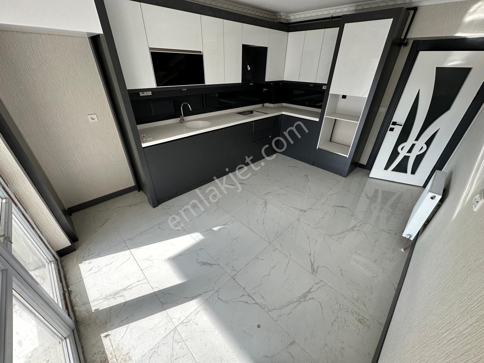 Yenikent Mustafa Kemal'de Mükemmel Lokasyonda Satılık 4+1 Daire - Görsel 3