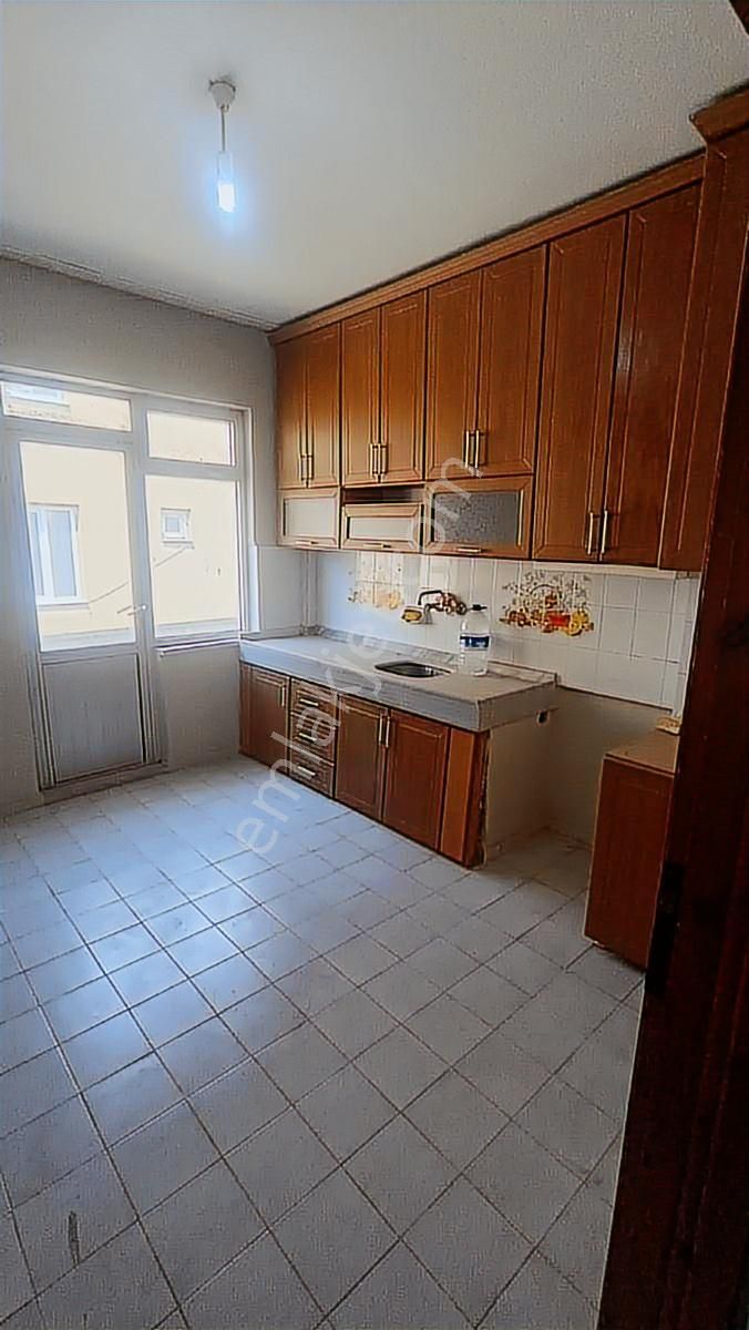 Esentepe Kanarya Bloklarında Satılık 3+1daire Karanlık Odası Yok