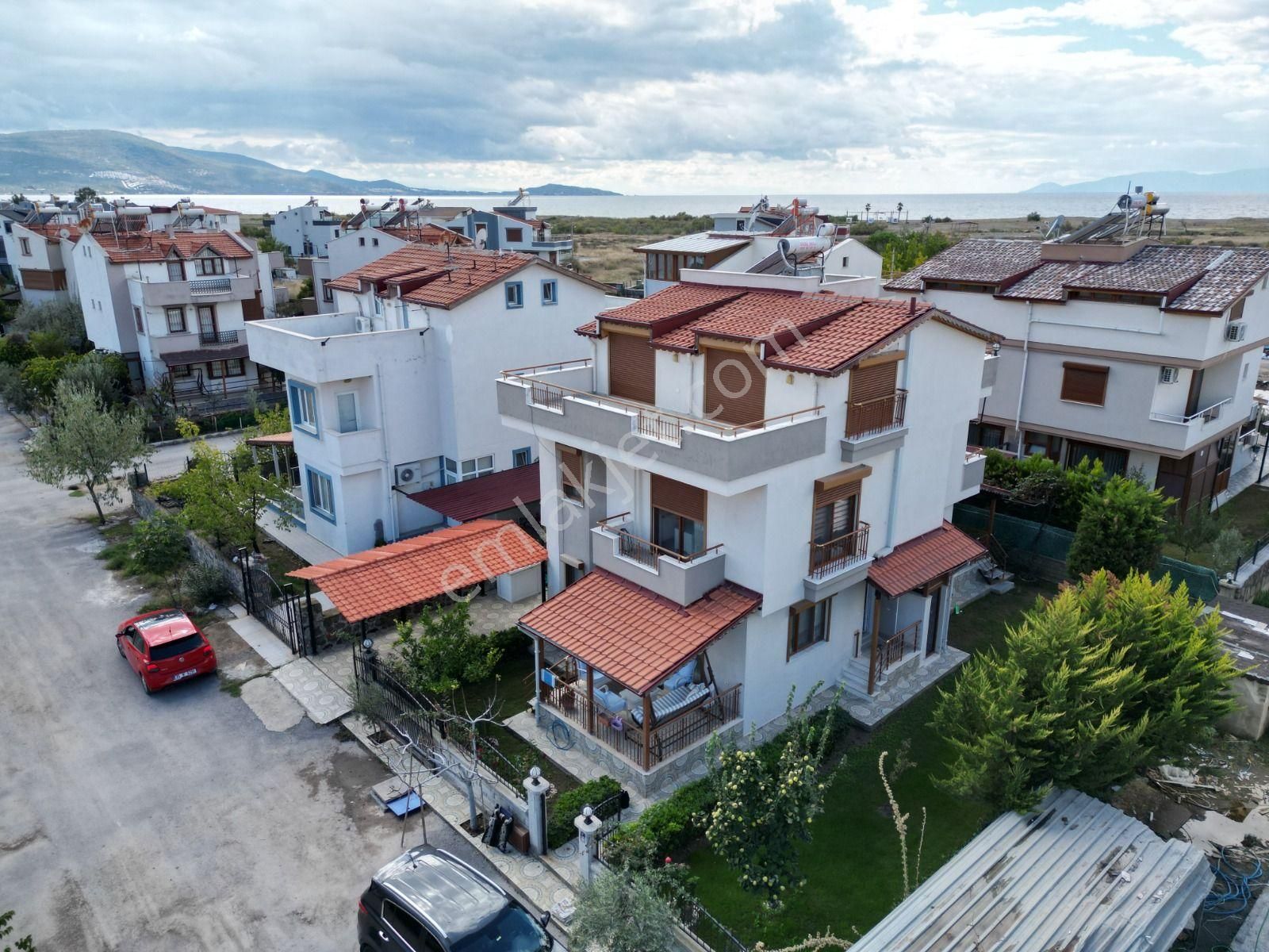 Dikili Cumhuriyet'te 6+1 Villa | 350m Denize Yakın | Eşyalı