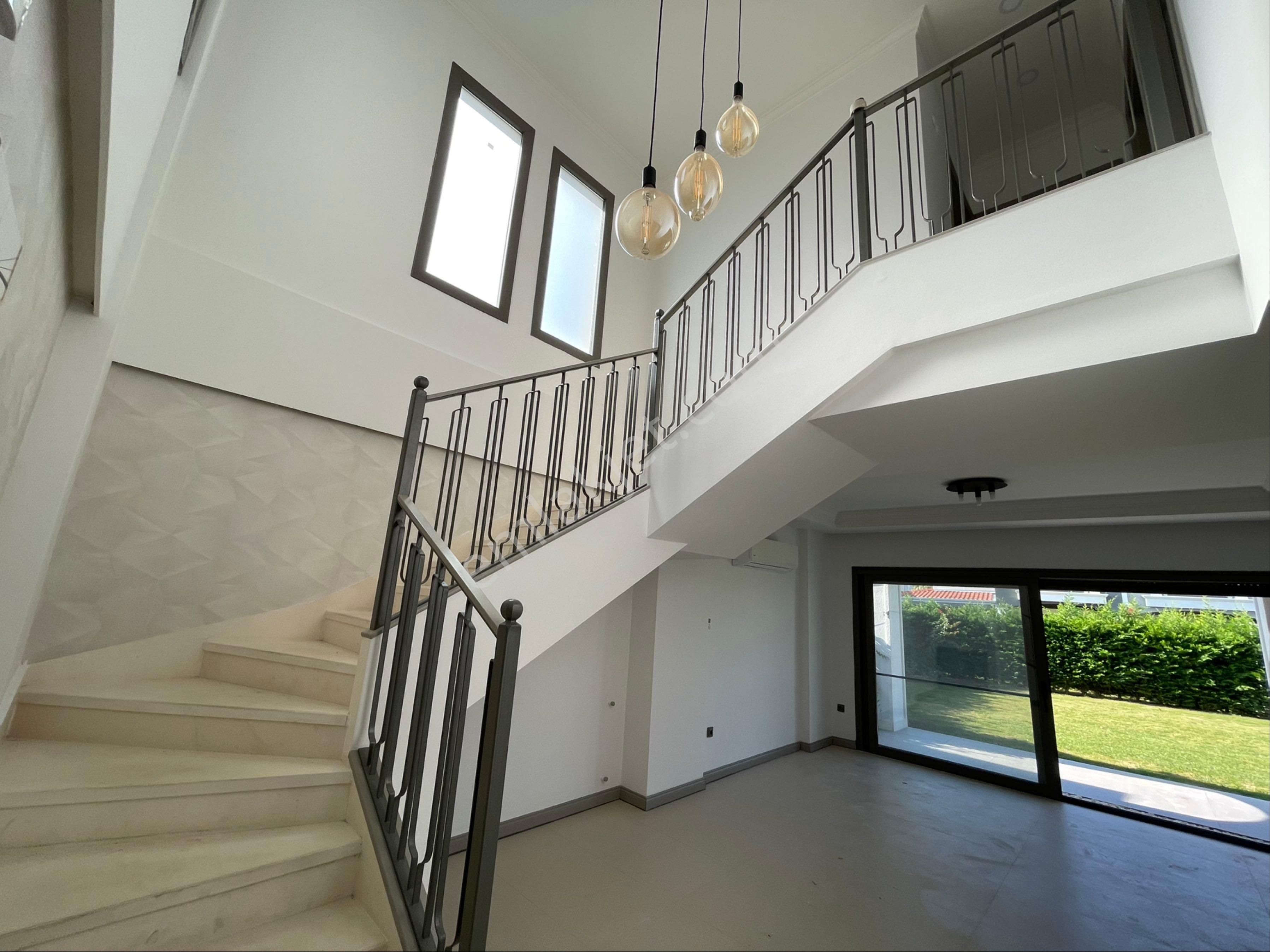 Kuşadası Davutlar Sahilinde Denize 600m Tek Müstakil 3+1 Havuzlu Sitede Villa - Görsel 16