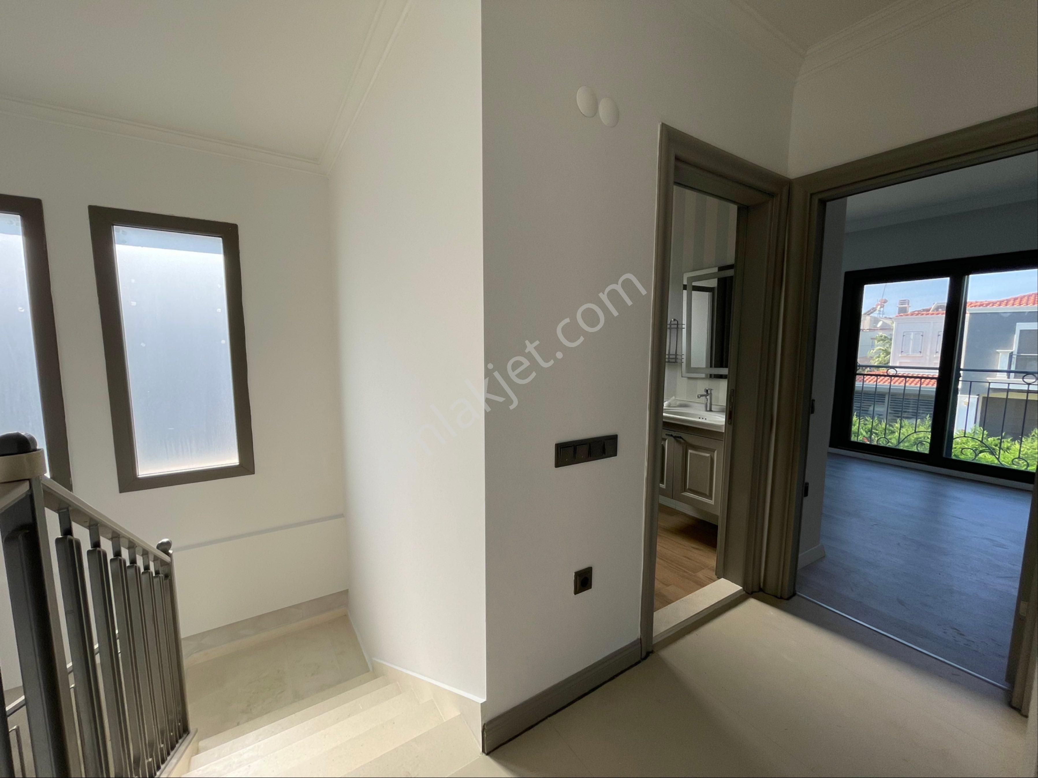 Kuşadası Davutlar Sahilinde Denize 600m Tek Müstakil 3+1 Havuzlu Sitede Villa - Görsel 18