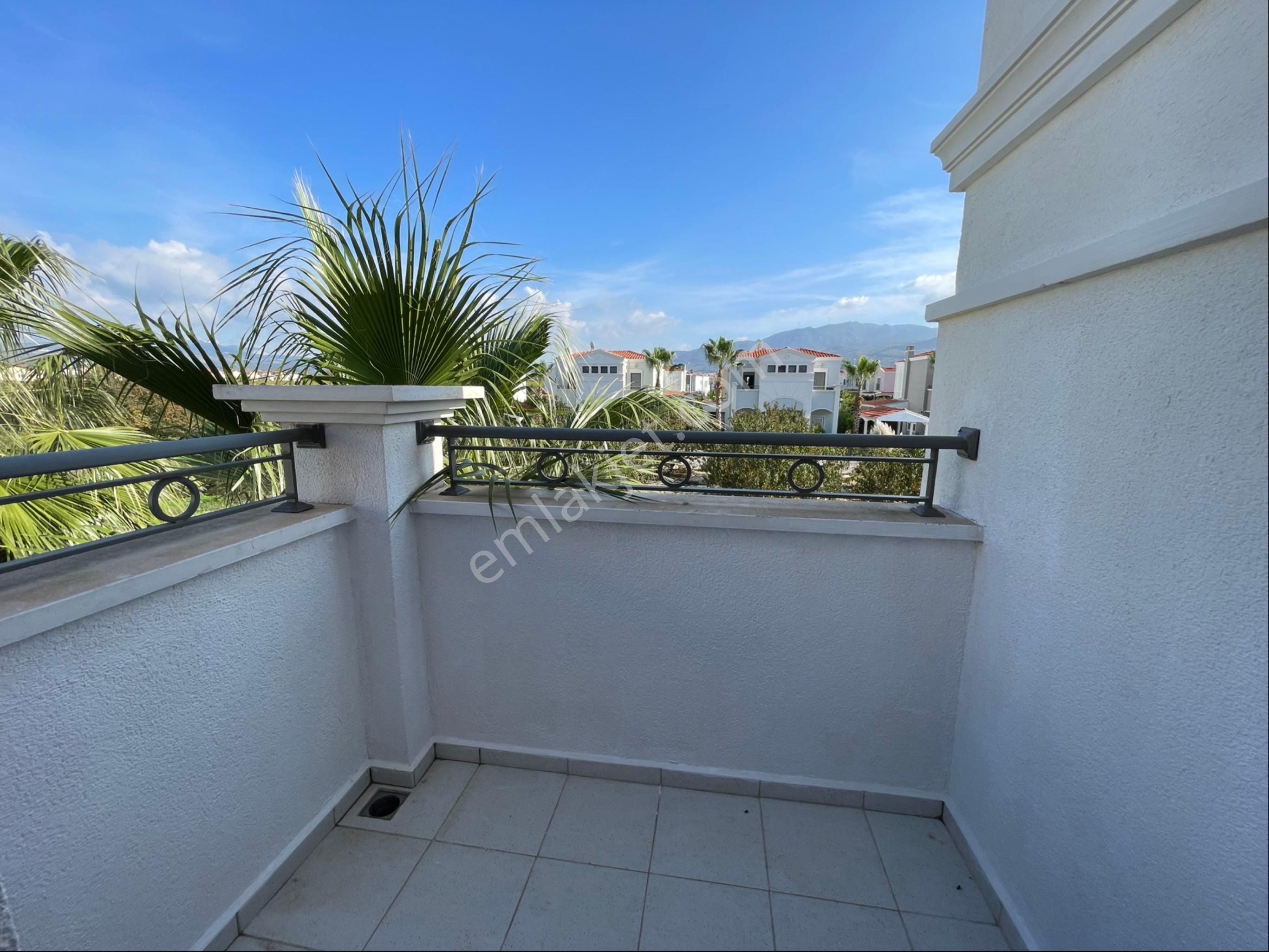 Kuşadası Davutlar Sahilinde Denize 600m Tek Müstakil 3+1 Havuzlu Sitede Villa - Görsel 21