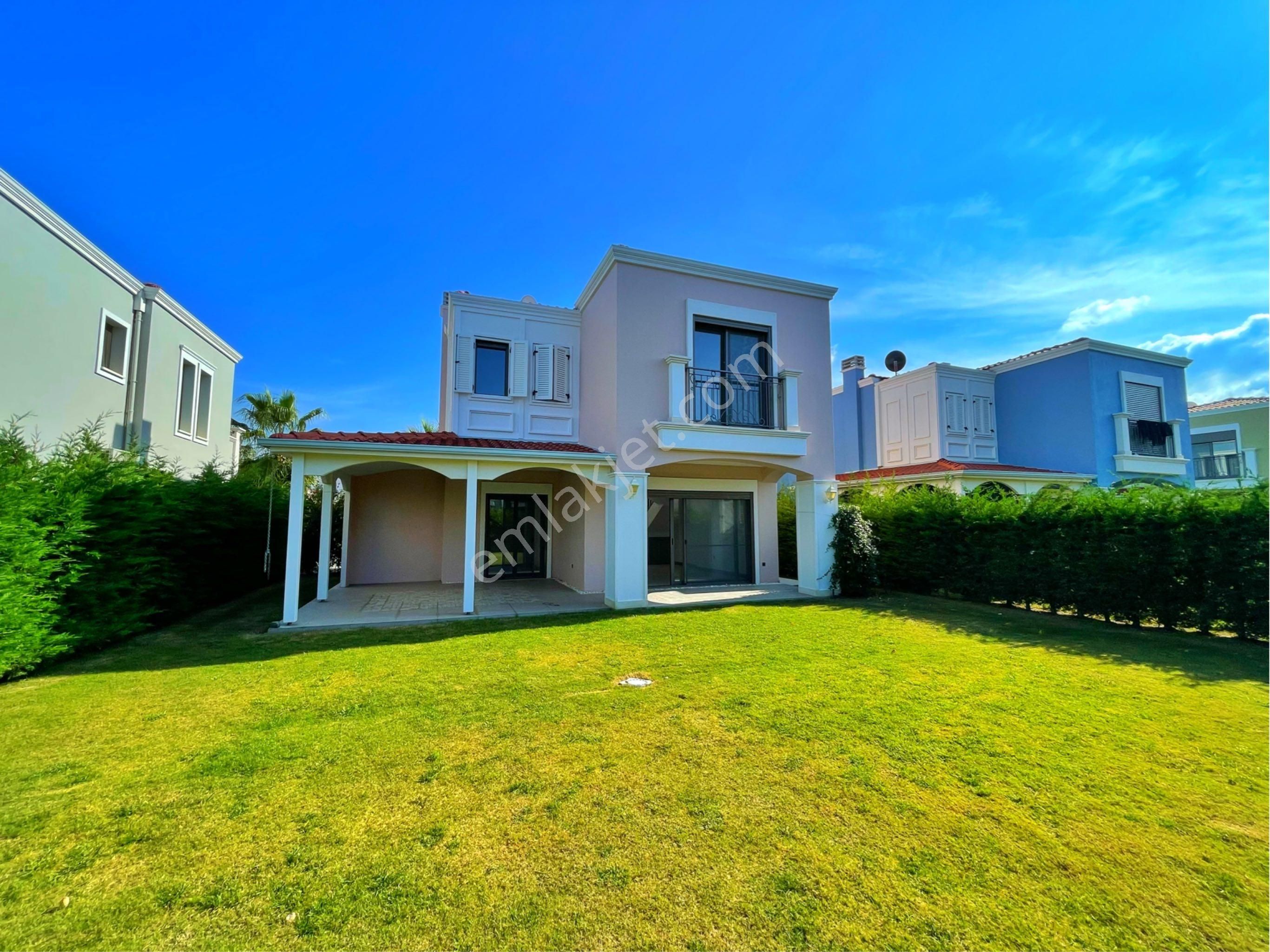 Kuşadası Davutlar Sahilinde Denize 600m Tek Müstakil 3+1 Havuzlu Sitede Villa