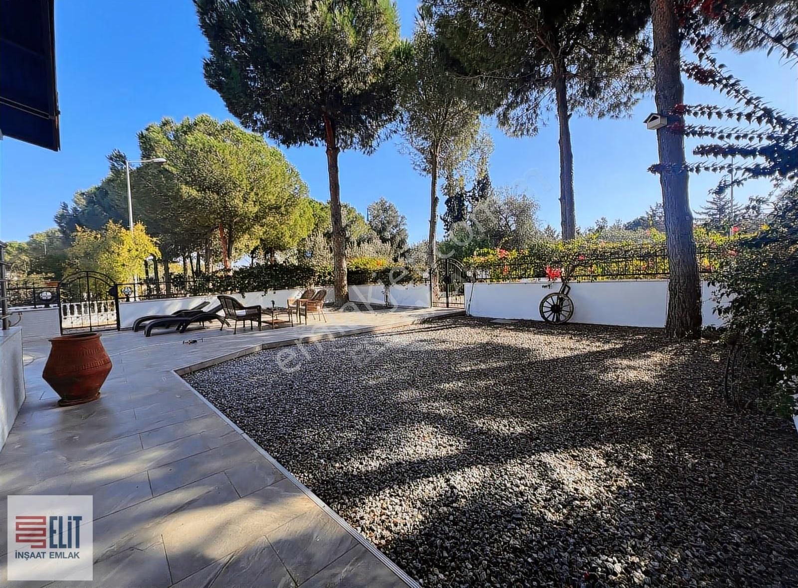 Yeşilkentte Köşe, Plaja 350 Metre Geniş Bahçeli Havuzlu Villa