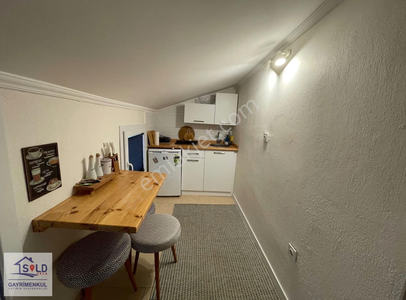 Urla Merkezde Kiralık Çatı Katı Daire - Görsel 11