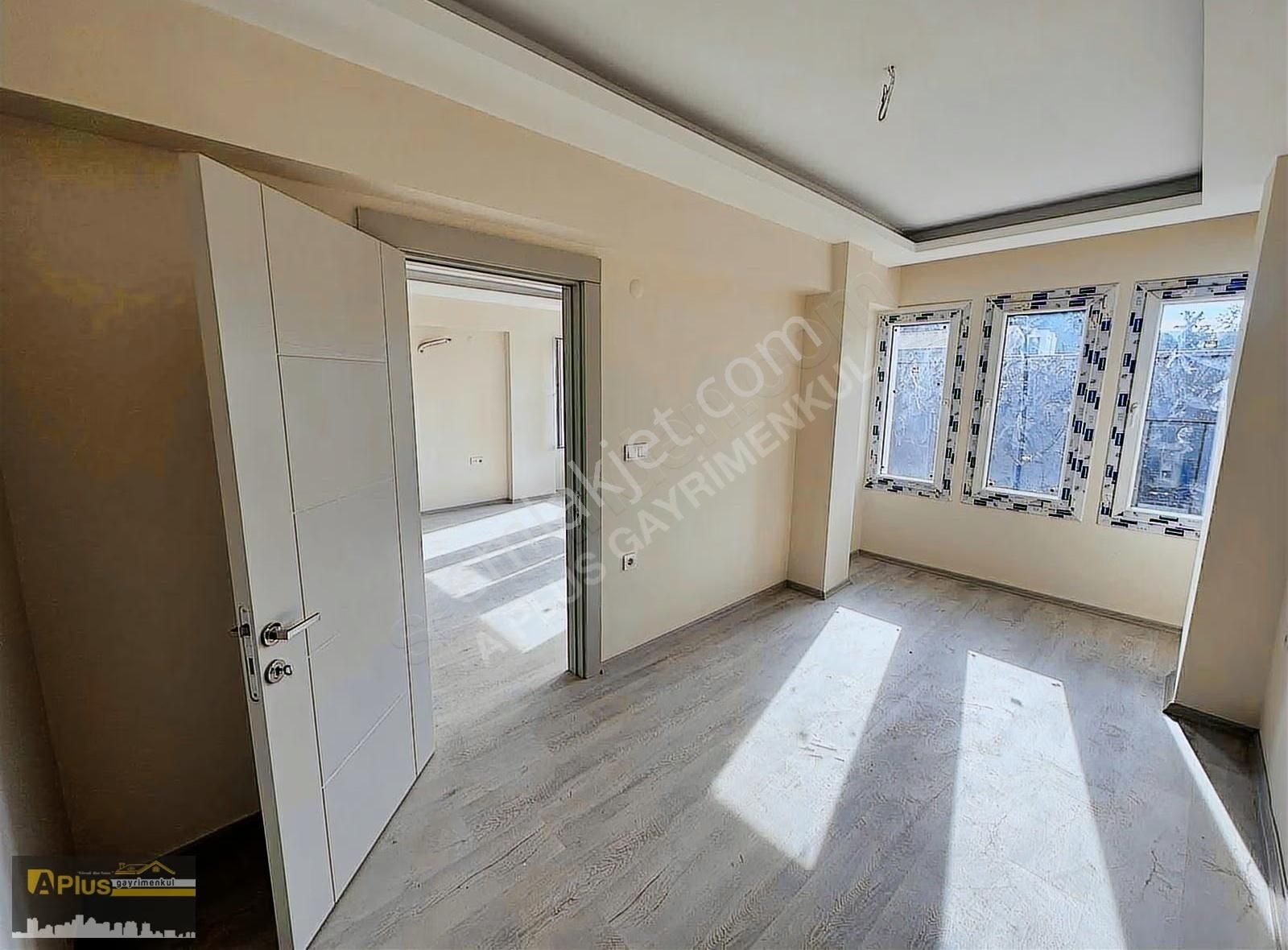 A Plus Gayrimenkulden Ortapark Meydanında Kiralık 1+1 Sıfır Ofis - Görsel 12