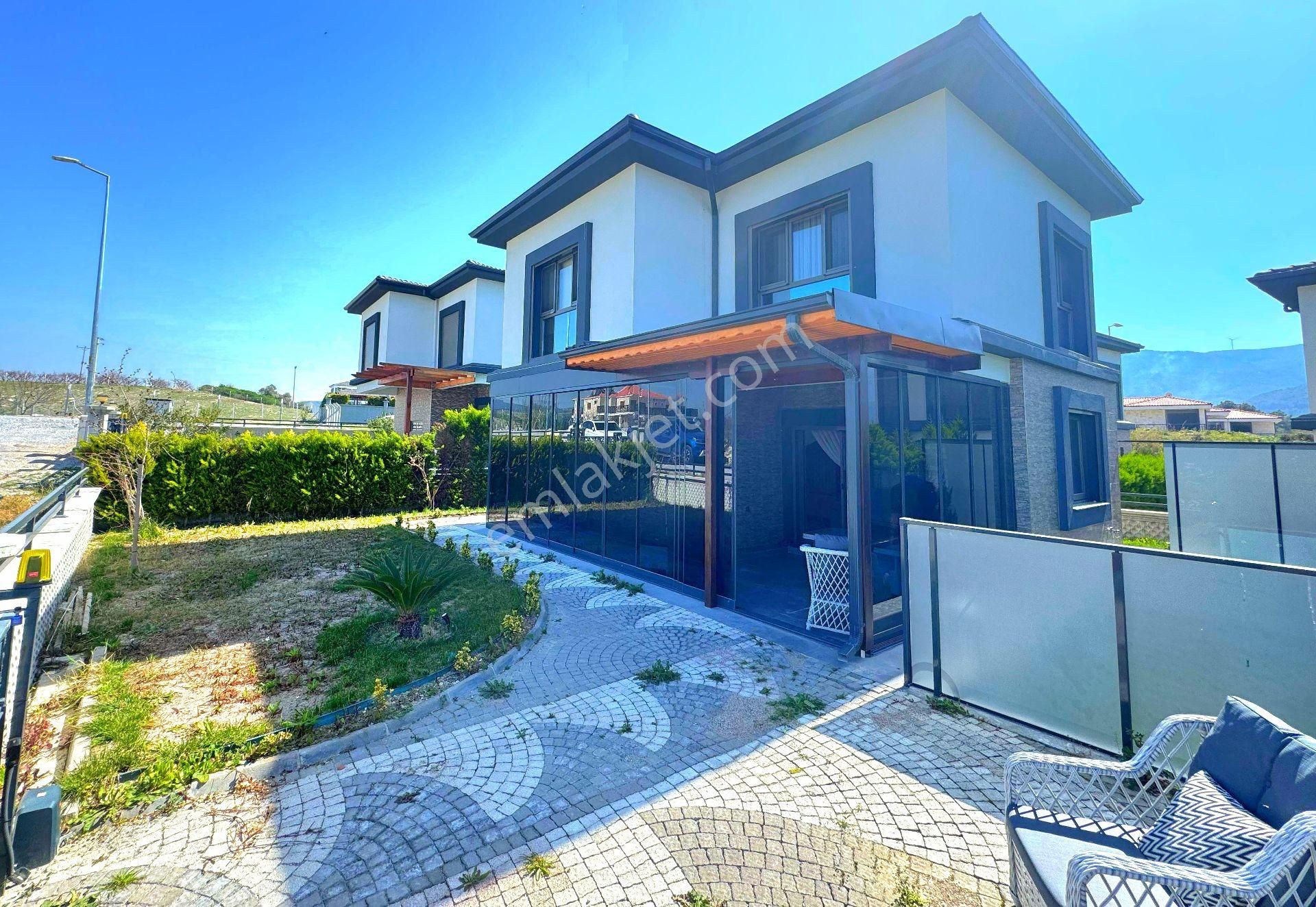 Davutlarda Özel Havuzlu Tek Müstakil 3+1 Bahçeli Villa