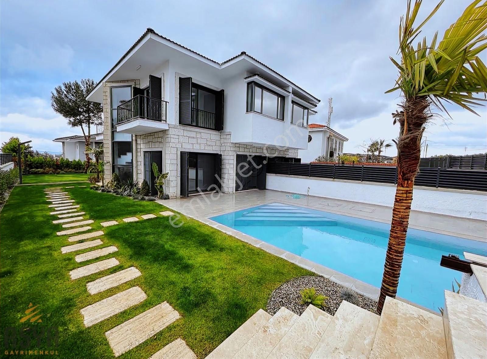 Çeşme Merkezde Müstakil Havuzlu-kullanışlı-modern&lüx Villalar** - Görsel 17