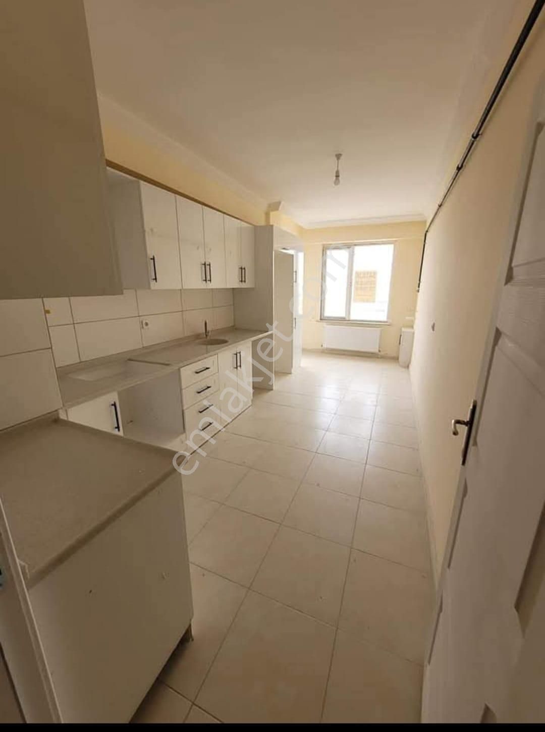 Kosova'da İtfaiye Arkası 4+1 Kapalı Otoparklı Ebebeyn Banyolu Sıfır Ayarında Kiralık Daire