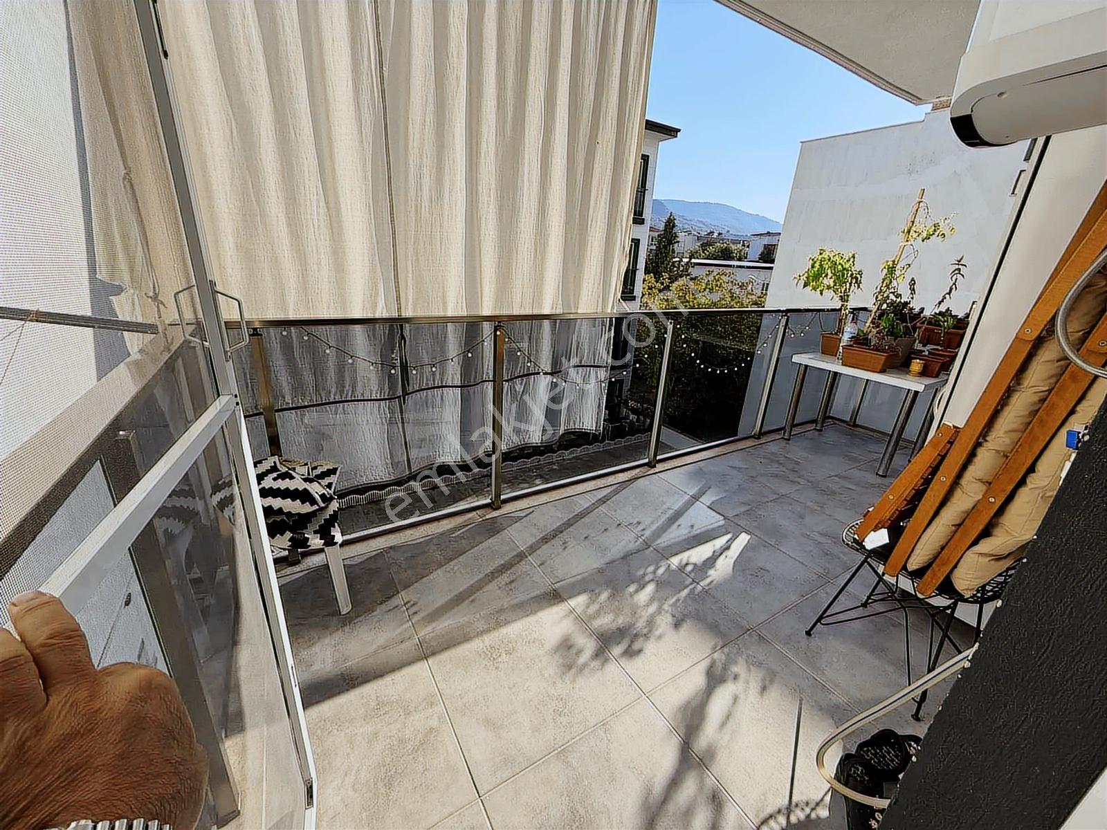 Kuşadası Davutlarda Havuzlu Sitede 2+1 Daire