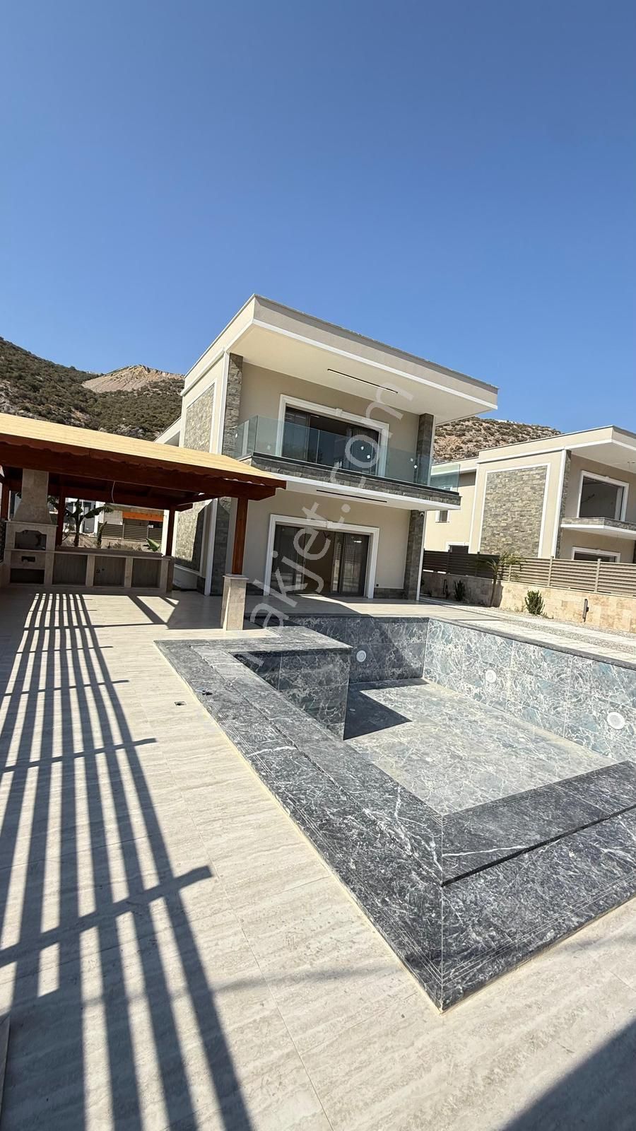 Kuşadası Yavansu Mevkisinde Satılık Müstakil Özel Havuzlu Villa