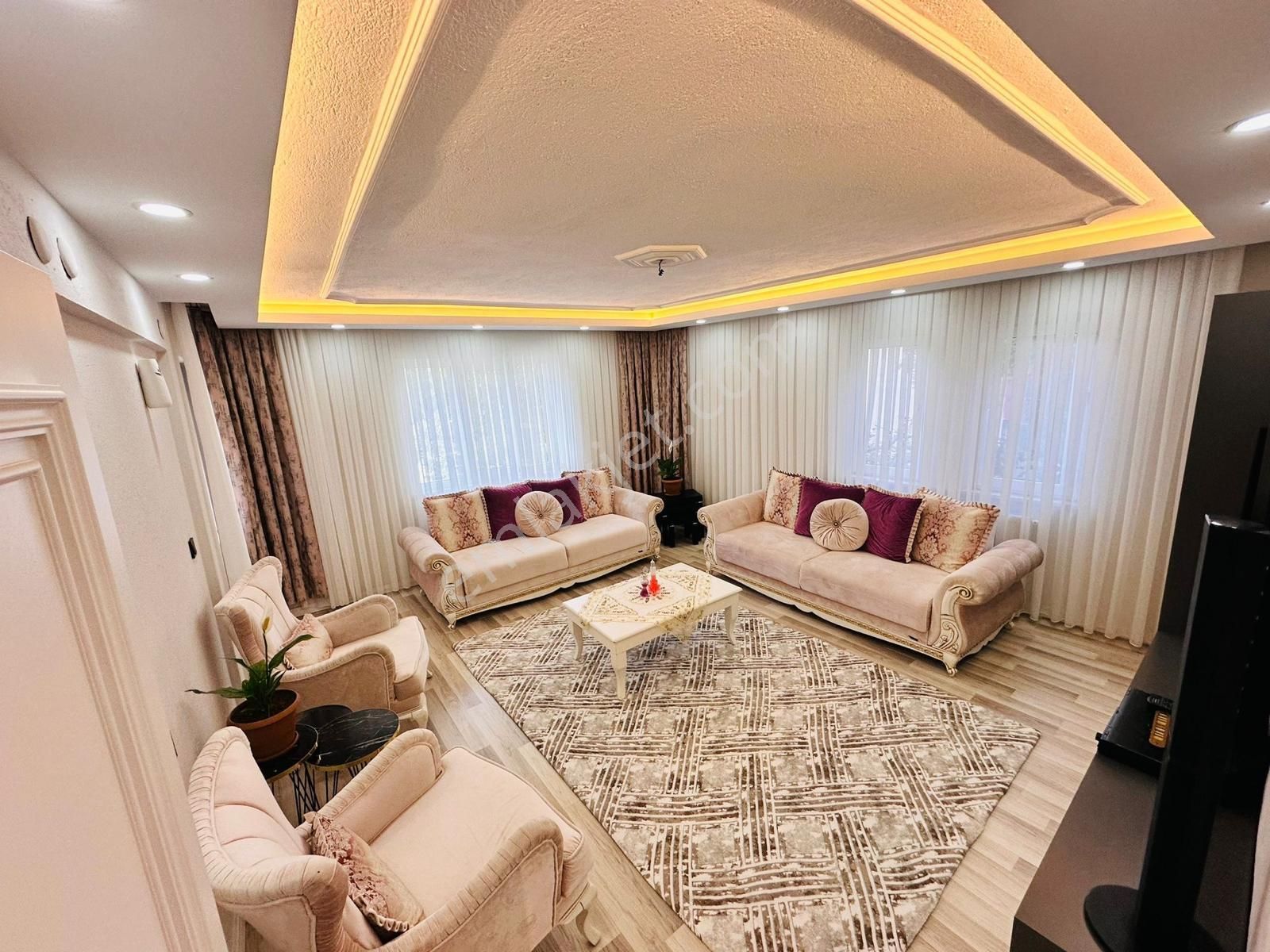 Bahçelievler'de Satılık 3 Katlı Komple Bina