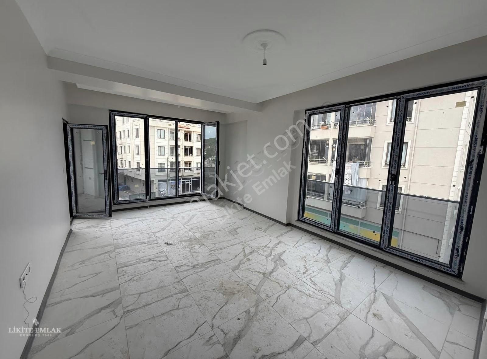 Likite Emlak'tan Cumhuriyet Merkezde Satılık 2+1 - Görsel 3