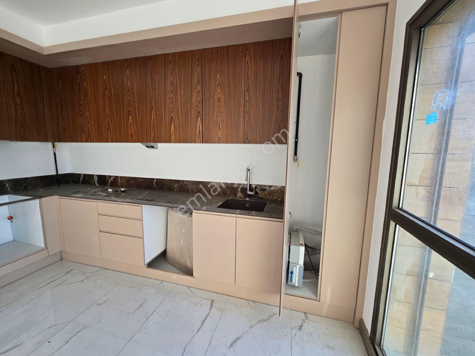 Kuşadası Ege Mahallesinde Elit Güvenlikli Havuzlu Otoparklı Sitede Arakat Ve Bahçekatı 2+1 Luxdaire - Görsel 32