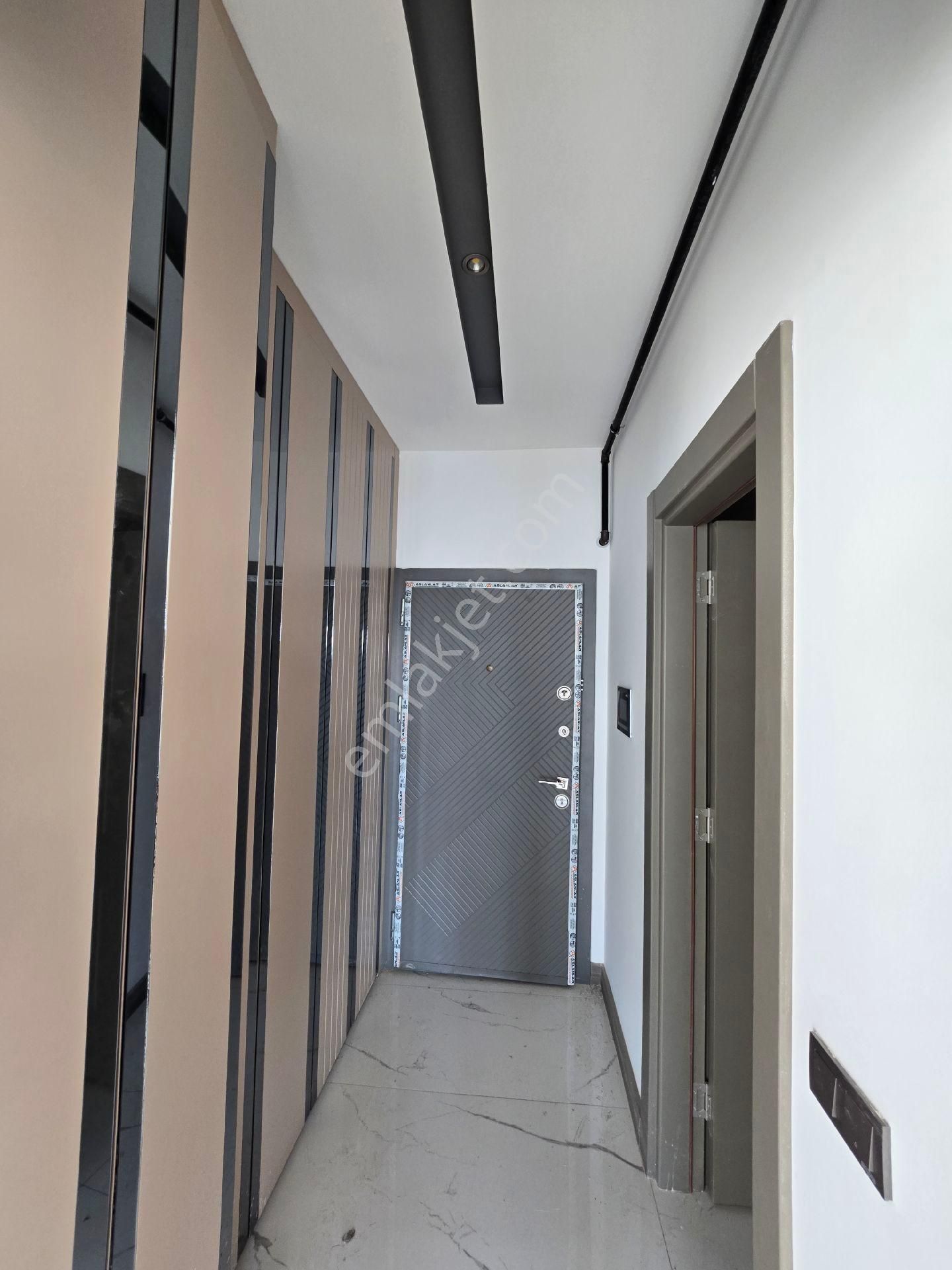 Kuşadası Ege Mahallesinde Elit Güvenlikli Havuzlu Otoparklı Sitede Arakat Ve Bahçekatı 2+1 Luxdaire - Görsel 25