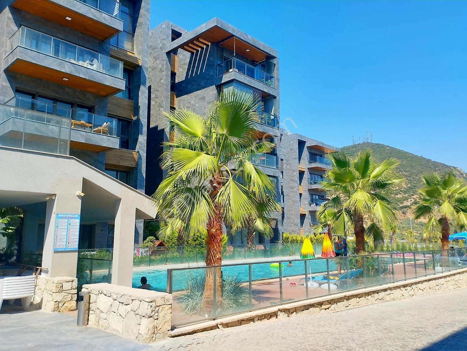 Kuşadası Ege Mahallesinde Elit Güvenlikli Havuzlu Otoparklı Sitede Arakat Ve Bahçekatı 2+1 Luxdaire