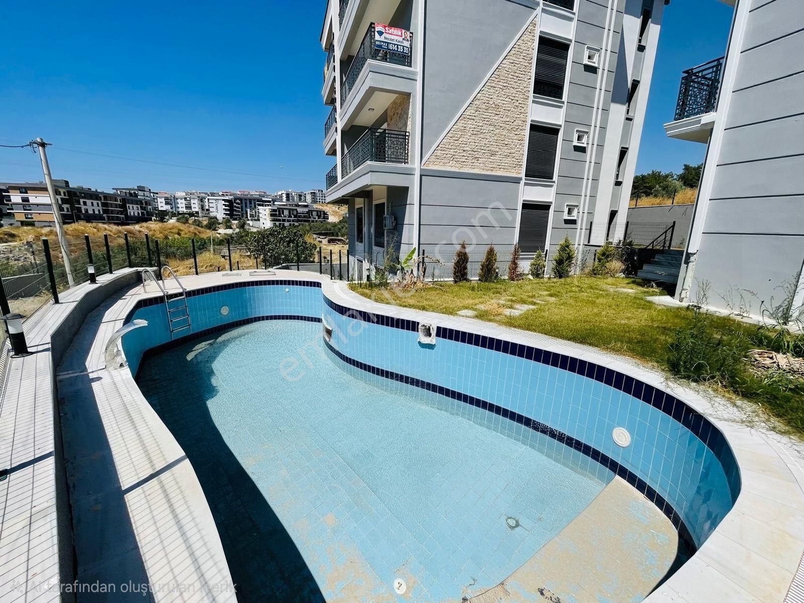 Kuşadası Merkezde Arakat Havuzlu Doğalgazlı Asansörlü 2+1 90m2 Daire