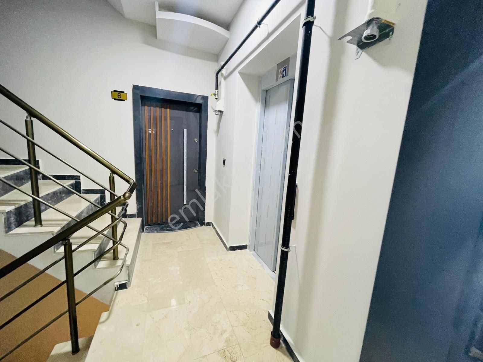 Kuşadası Merkezde Arakat Havuzlu Doğalgazlı Asansörlü 2+1 90m2 Daire - Görsel 2