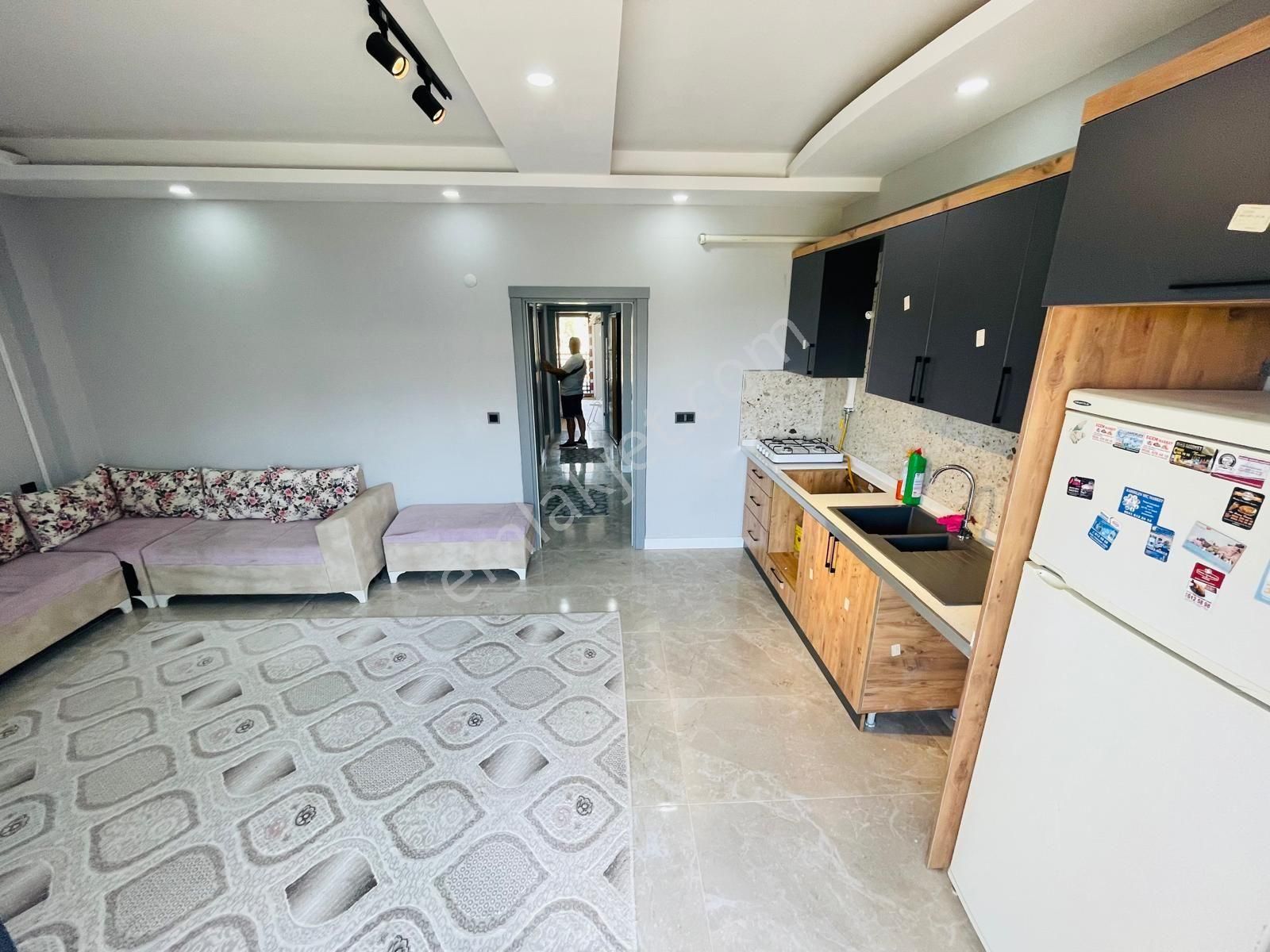 Kuşadası Merkezde Arakat Havuzlu Doğalgazlı Asansörlü 2+1 90m2 Daire - Görsel 7