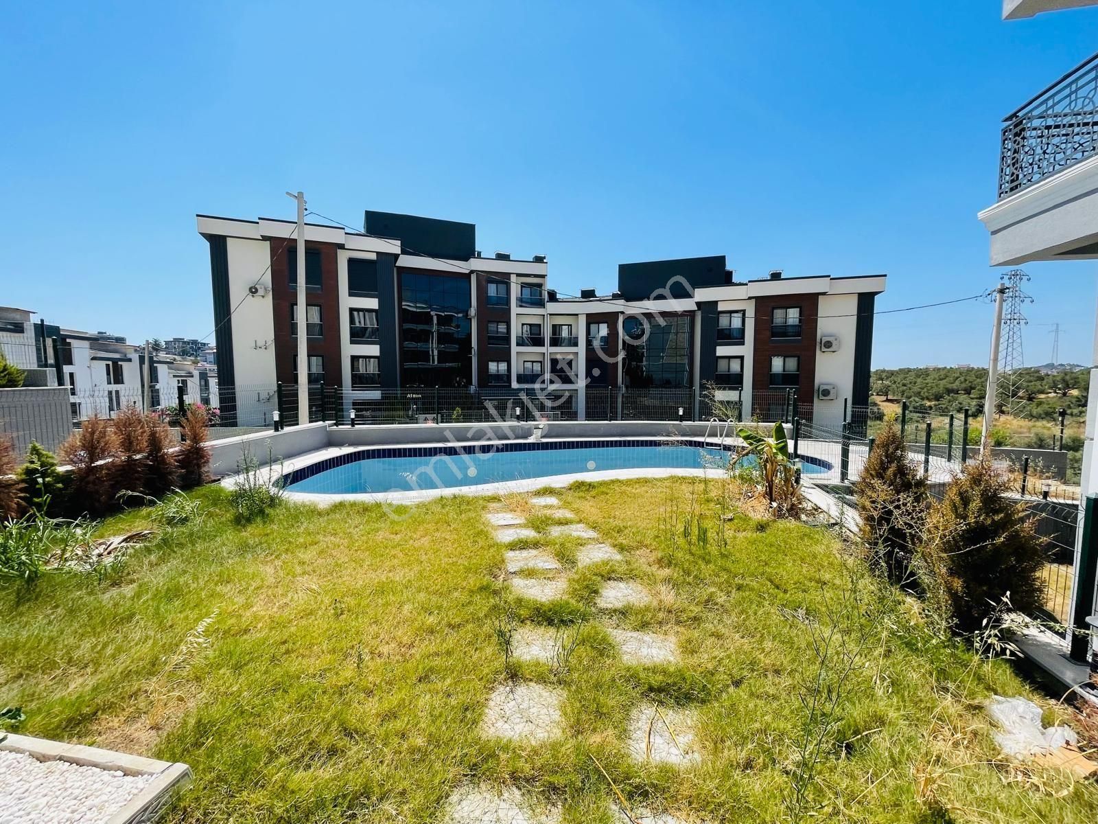 Kuşadası Merkezde Arakat Havuzlu Doğalgazlı Asansörlü 2+1 90m2 Daire - Görsel 9