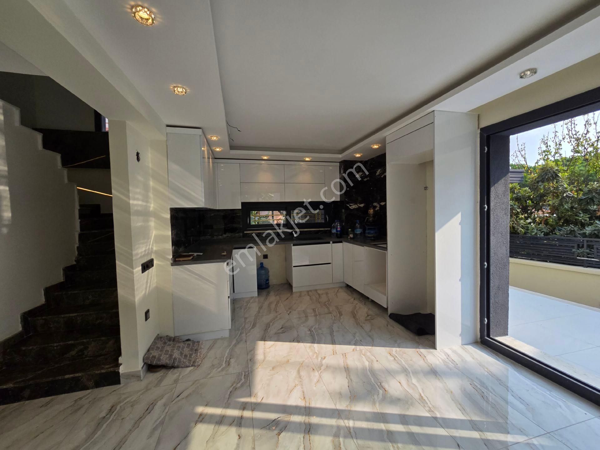 Kuşadası Kadınlar Denizinde Sahile 600mt Mesafede Tek Müstakil Özel Havuzlu Sıfır 4+1 180m2 Villa - Görsel 17