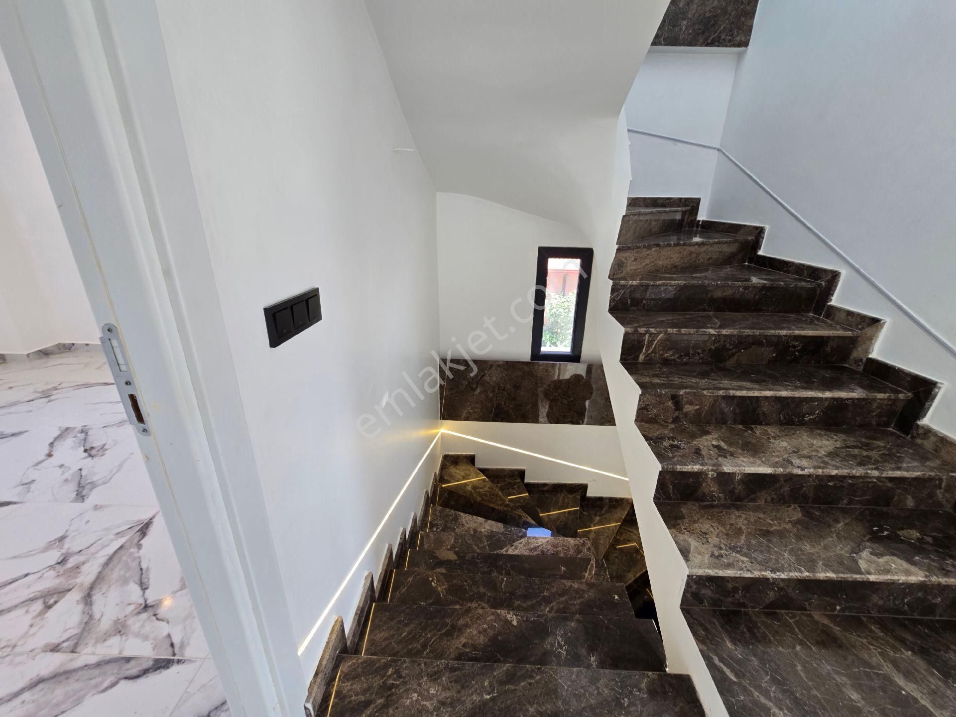 Kuşadası Kadınlar Denizinde Sahile 600mt Mesafede Tek Müstakil Özel Havuzlu Sıfır 4+1 180m2 Villa - Görsel 15