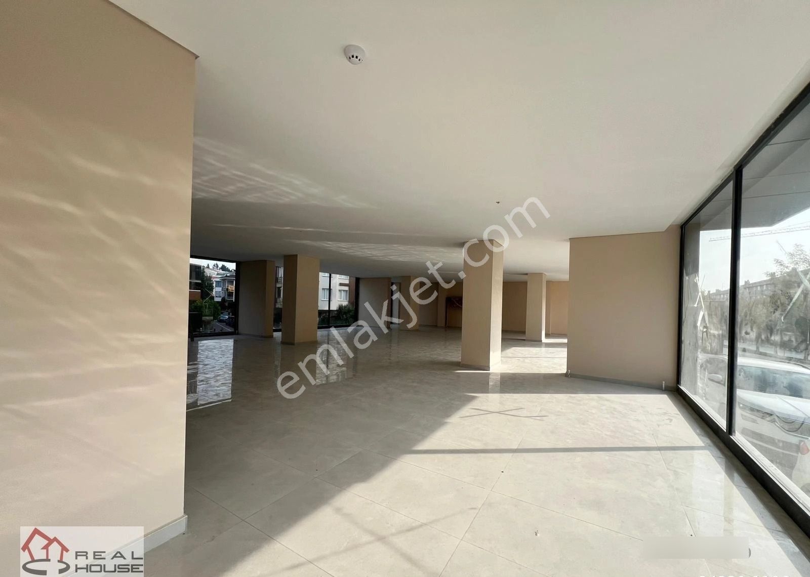 Yenibosna Merkez Mah. 620 M² Kdv Avantajlı Kiralık Dükkan - Görsel 2