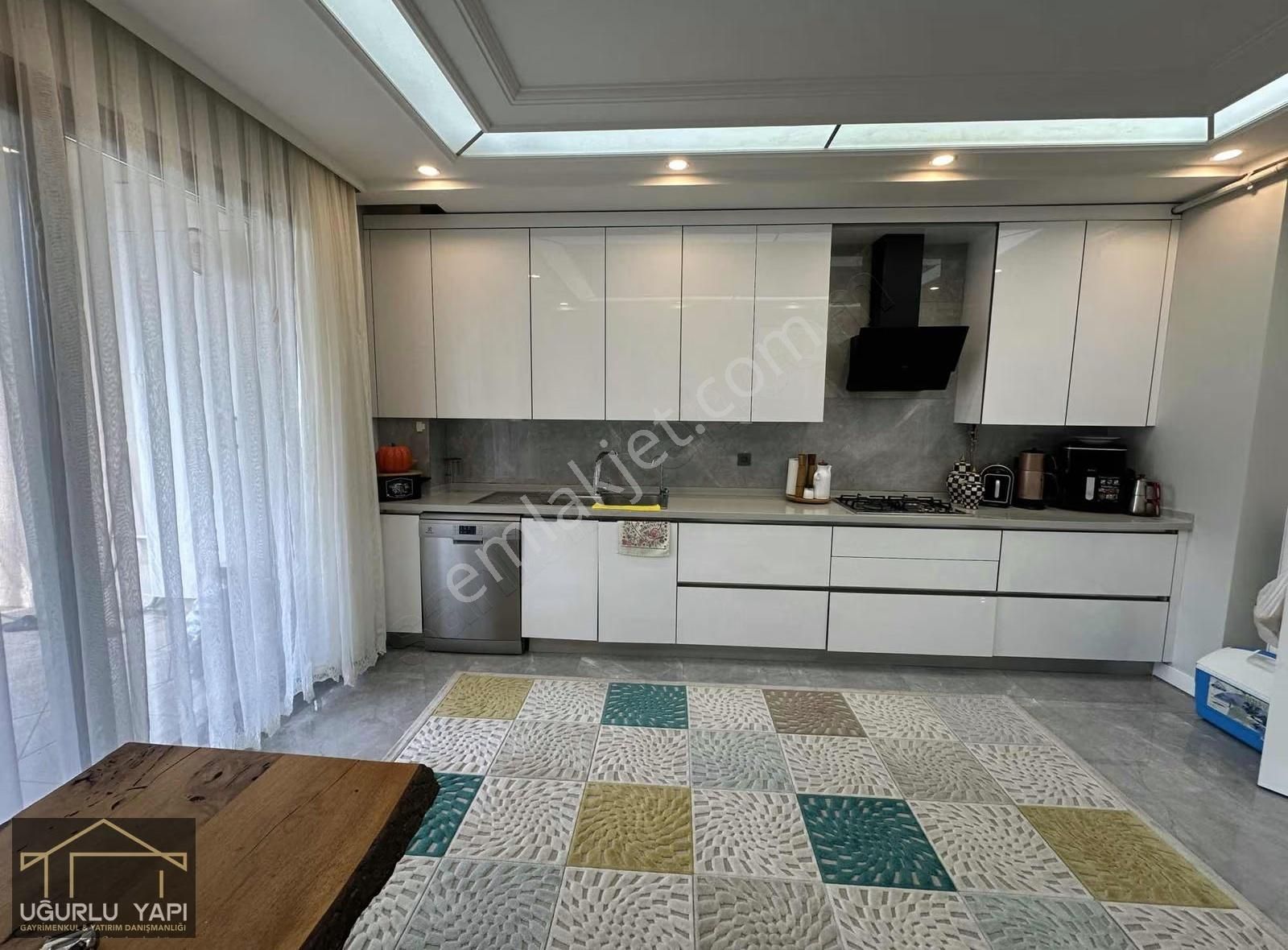 Uğurlu'dan Lüks Ve Modern Aile Sitesinde Kiralık 4+1 215m2 Daire - Görsel 14