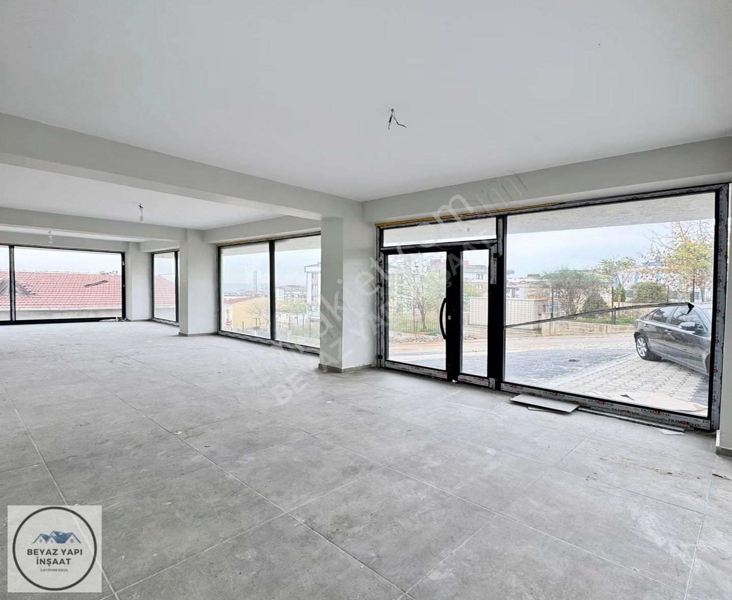 Beyaz Yapıdan Sağlık Bölgesinde Yoğun Lokasyon'da Kiralık Dükkan - Görsel 3