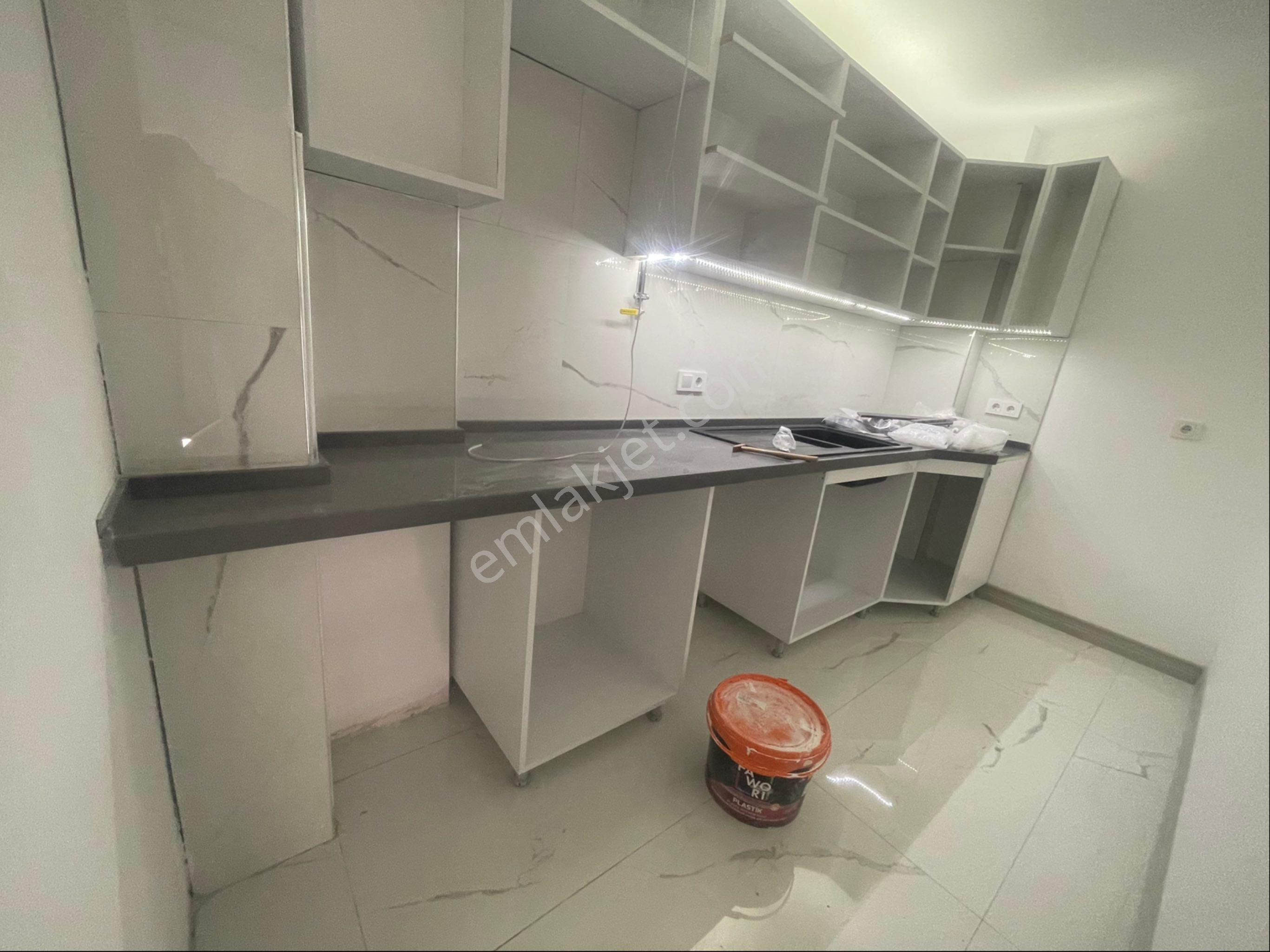 Bornova Atatürk Mah Acil Satılık 2+1 Kapalı Mutfak Sıfır Tadilatlı Daire - Görsel 2