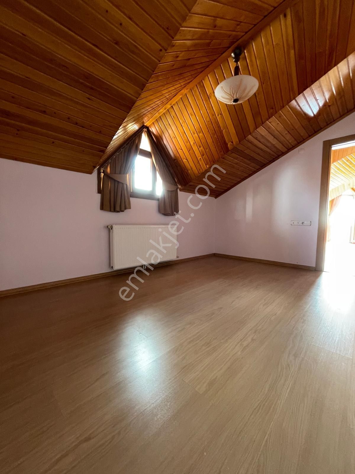 Emlak Dünyasından Küçükyalıda Atatürk Caddesinde Ön Köşe Cephe Etrafı Açık Lüx 3+2 Dublex