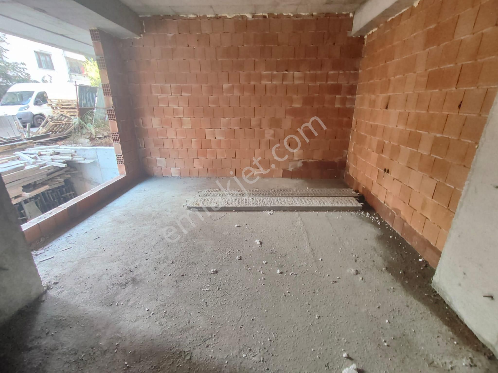 Emlak Dünyasından Küçükyalıda 2+1 70 M2 Satılık Fırsat Daire