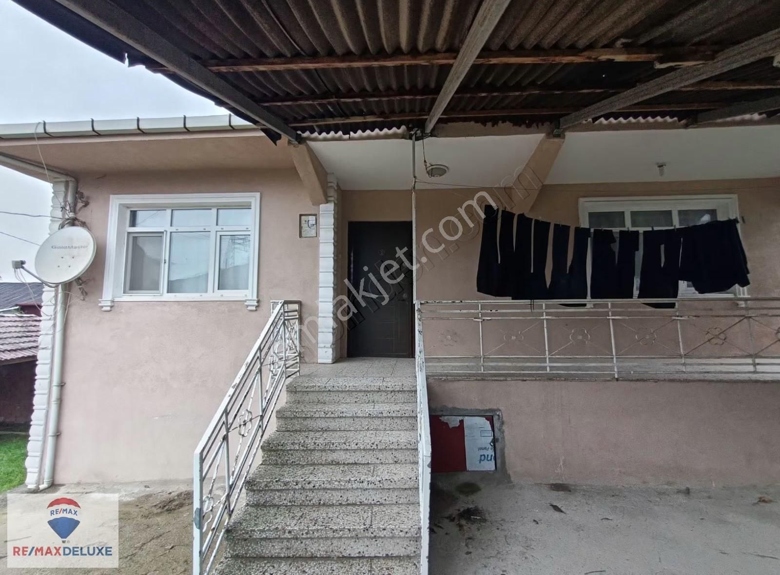 Uzuntarlada Müstakil 2 Katlı Ev Ve Arsası - Görsel 12