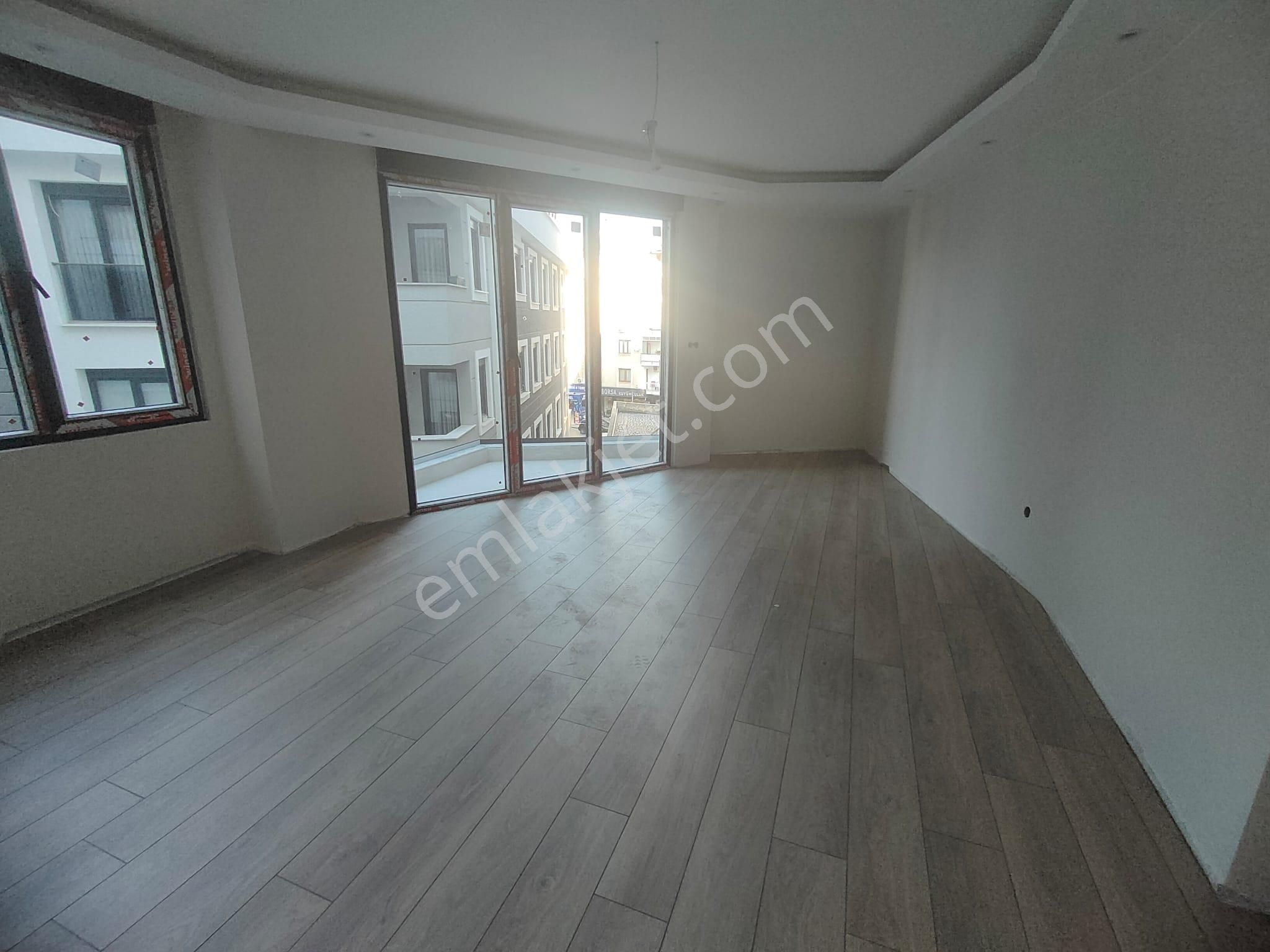 Emlak Dünyasından Küçükyalı Da Satılık 3+1 Ara Kat Daire