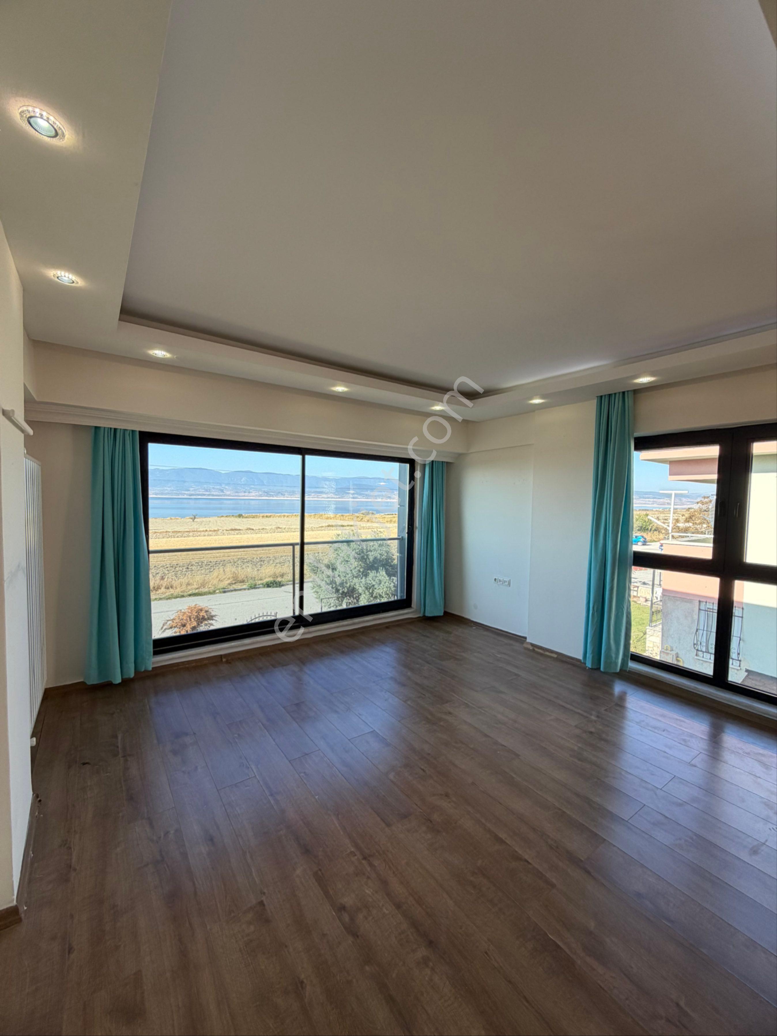 İnal Emlaktan Fevzi Çakmak Mah.’de Satılık 3+1 250 M2 Full Göl Manzaralı Lüks Villa - Görsel 24