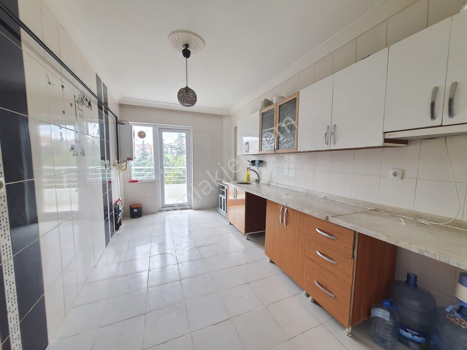 Osmangazide Ana Cadde Yakını Ara Katta Asansörlü Geniş 3+1 Kiralık Daire - Görsel 2