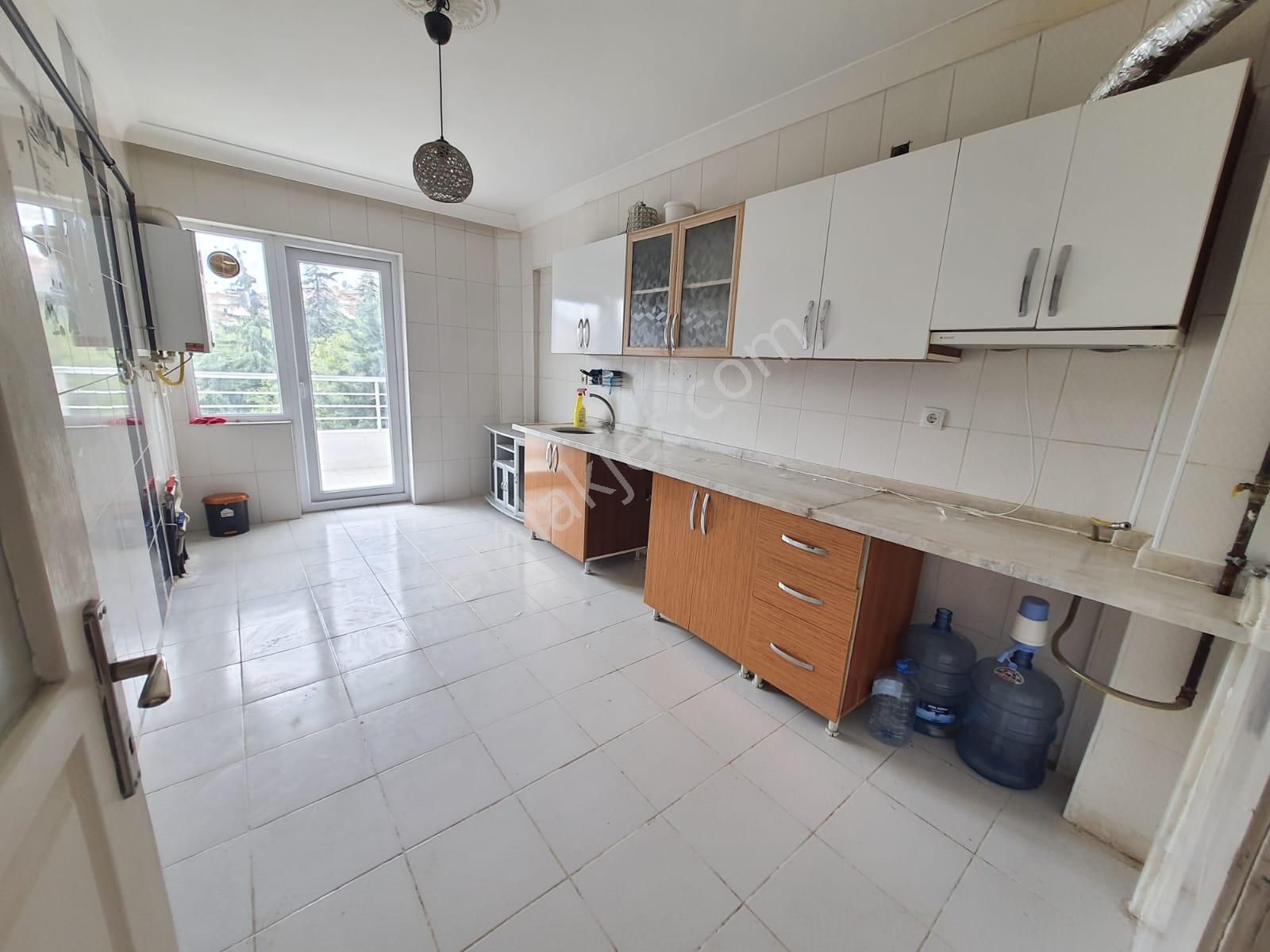 Osmangazide Ana Cadde Yakını Ara Katta Asansörlü Geniş 3+1 Kiralık Daire