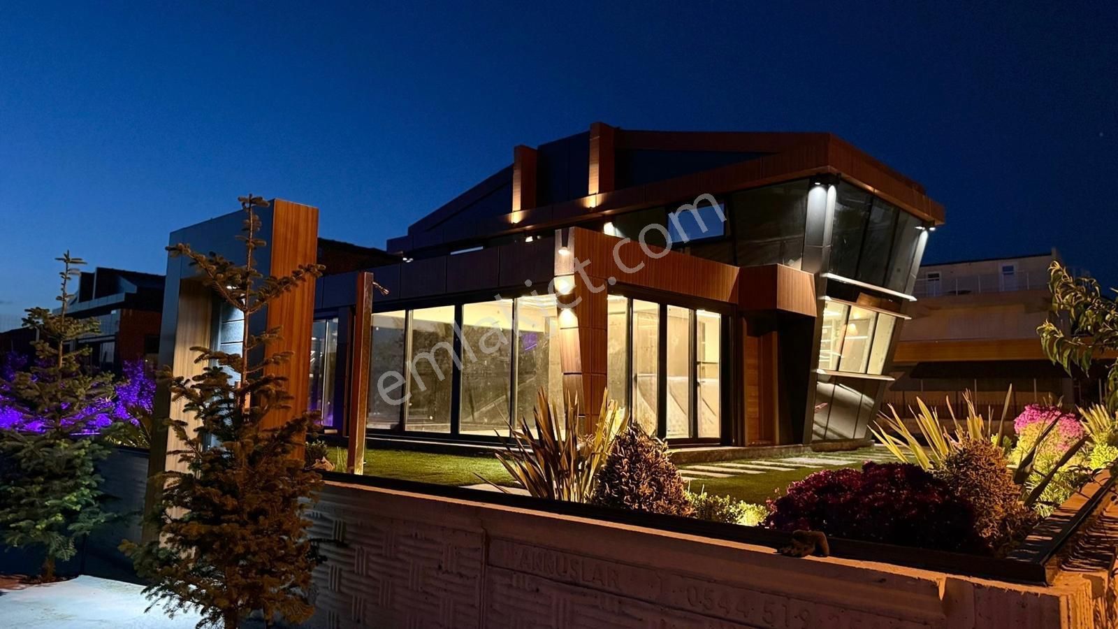 Dikili Salihleraltı Ultra Lüks 3' Adet Oturuma Hazır Denize Sıfır Villa