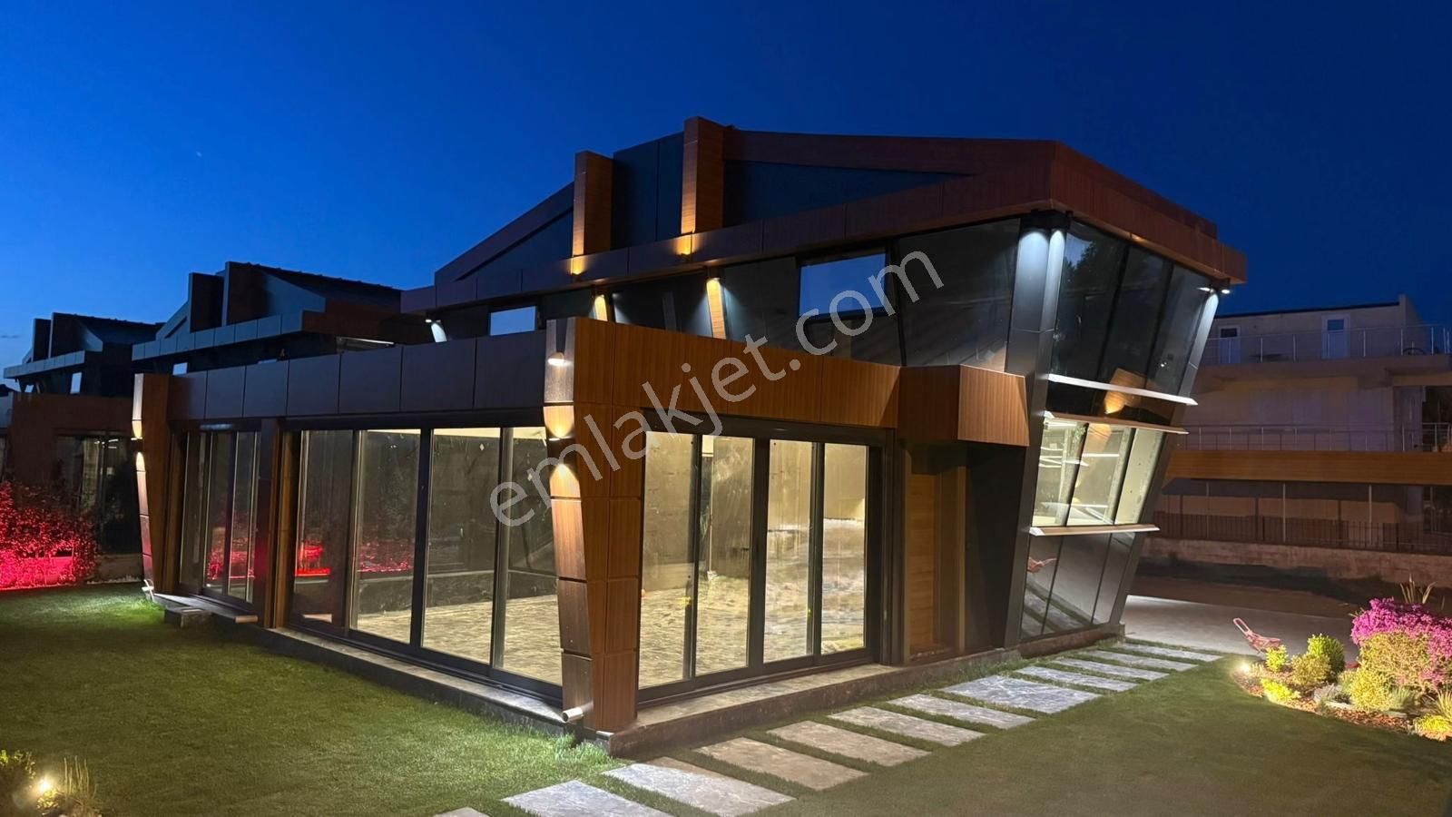 Dikili Salihleraltı Ultra Lüks 3' Adet Oturuma Hazır Denize Sıfır Villa - Görsel 24