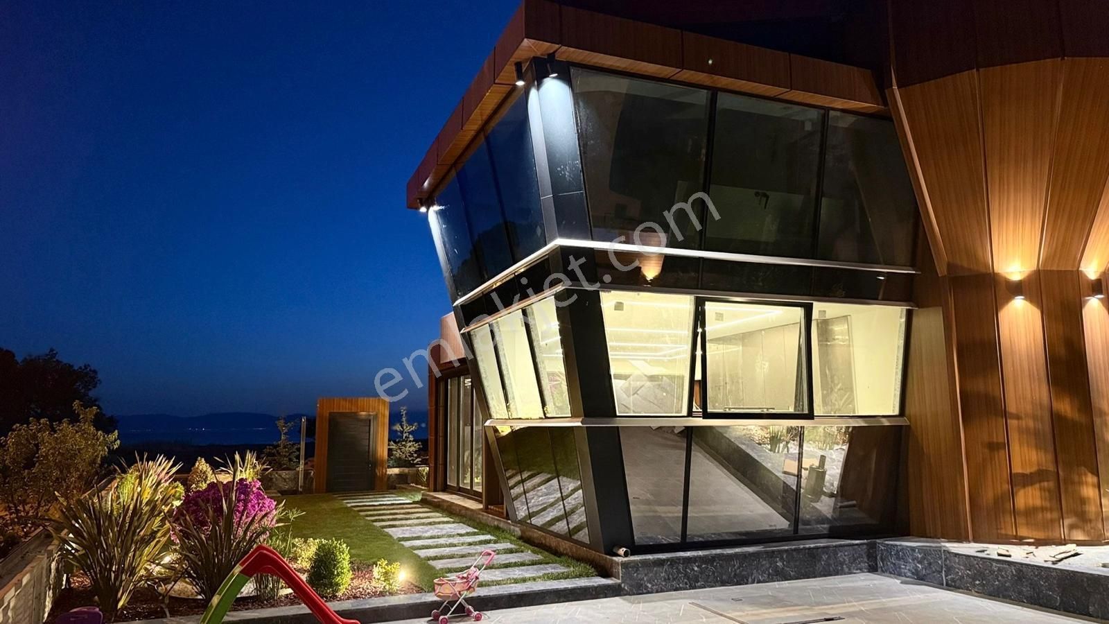 Dikili Salihleraltı Ultra Lüks 3' Adet Oturuma Hazır Denize Sıfır Villa - Görsel 21