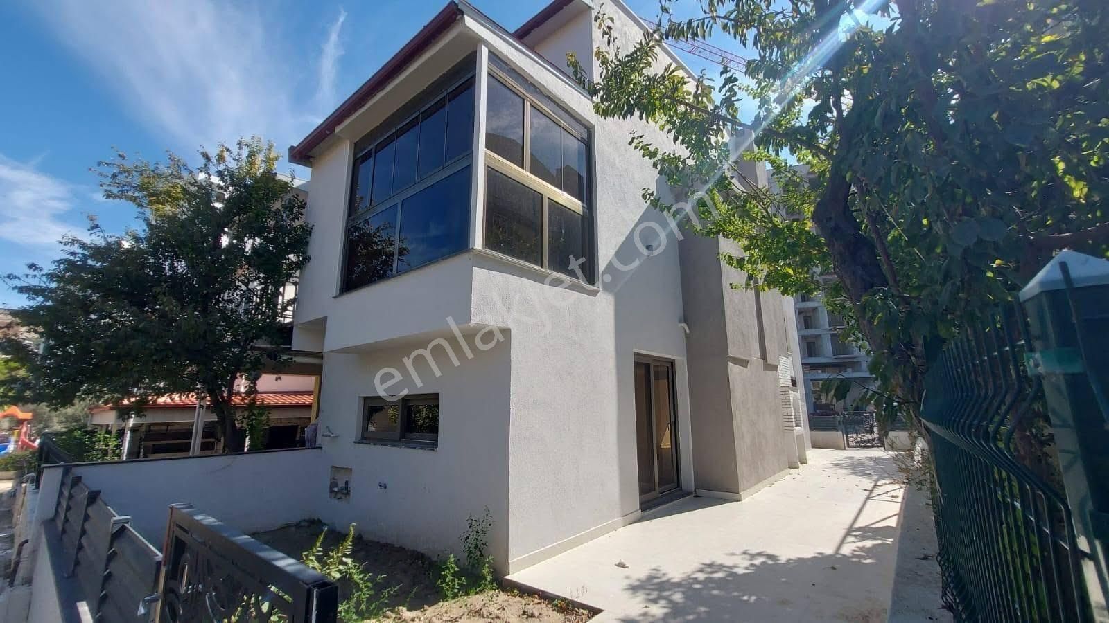 Kuşadası Yavansu Mevkiinde 4+1 200m2 Sahile 100mt 250m2 Arsa İçinde