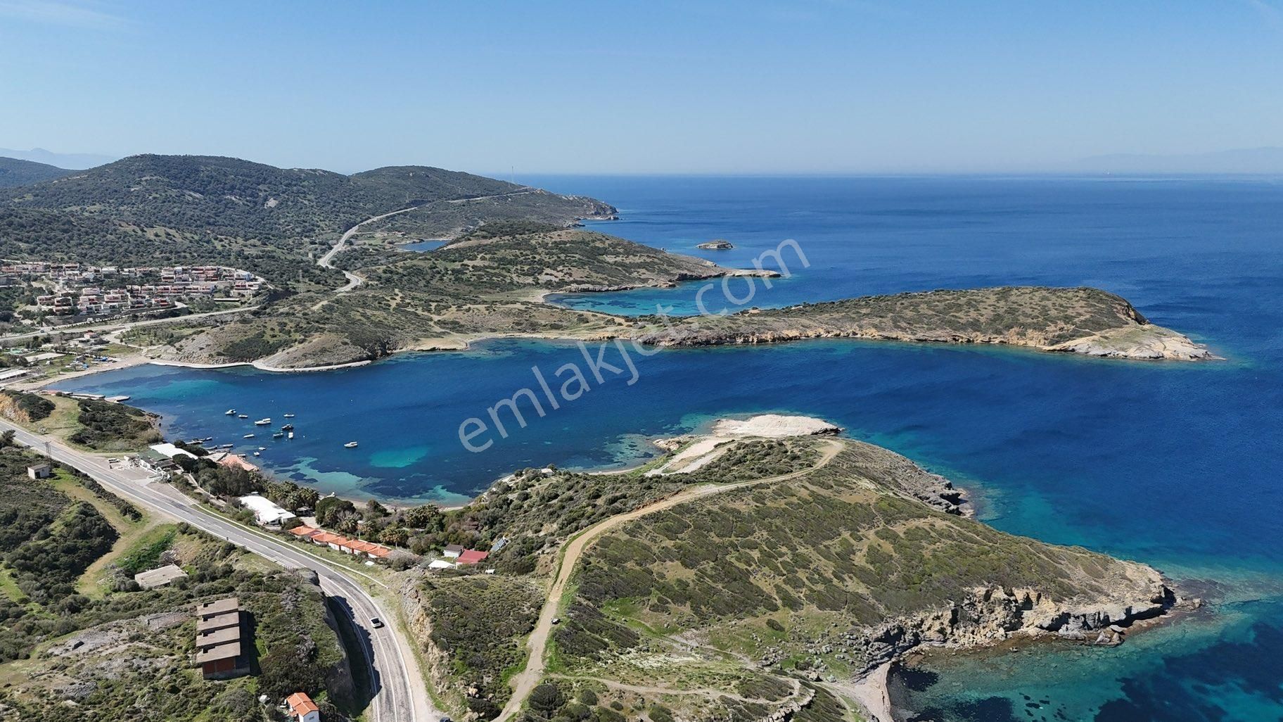 Yenifoça Da Satılık İki Villalık Köşe Arsa