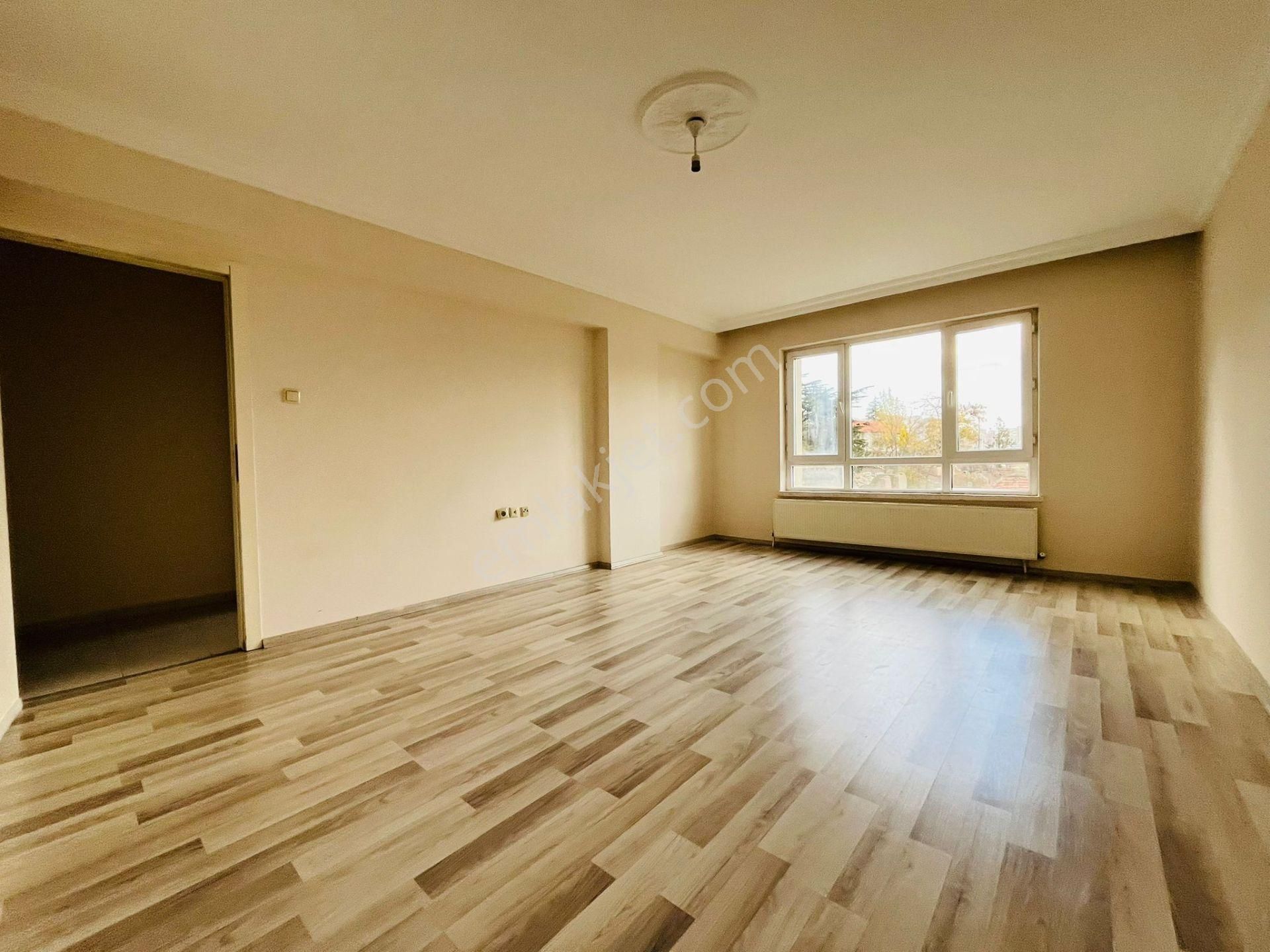 Şahintepe'de Hocalı Cad. Dibi 3+1 Asansörlü Ara Kat Satılık Daire !!! - Görsel 2