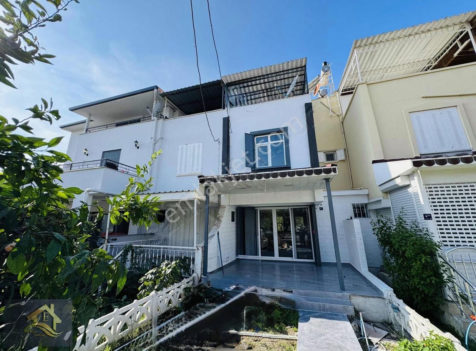 Kuşadası Davutlar'da Denize 750mt Full Eşyalı Satılık 3+1 Yazlık